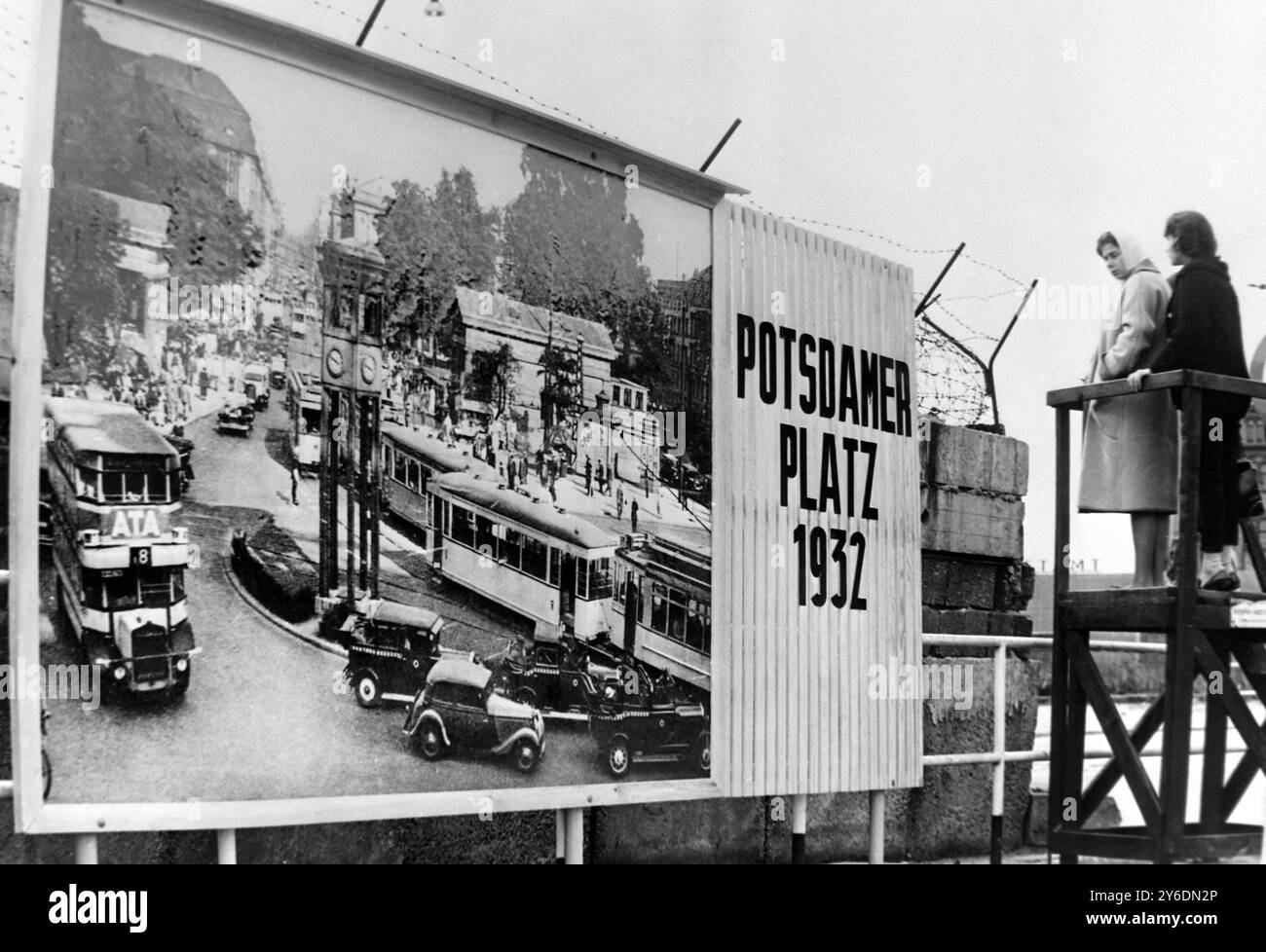 16 AVRIL 1963 UN PANNEAU D'AFFICHAGE FIXÉ AU MUR DE BERLIN MONTRE POTSDAMER PLATZ TELLE QU'ELLE ÉTAIT EN 1932 AVEC UNE PLATE-FORME D'OBSERVATION POUR COMPARER LA VUE. BERLIN OUEST, ALLEMAGNE. Banque D'Images