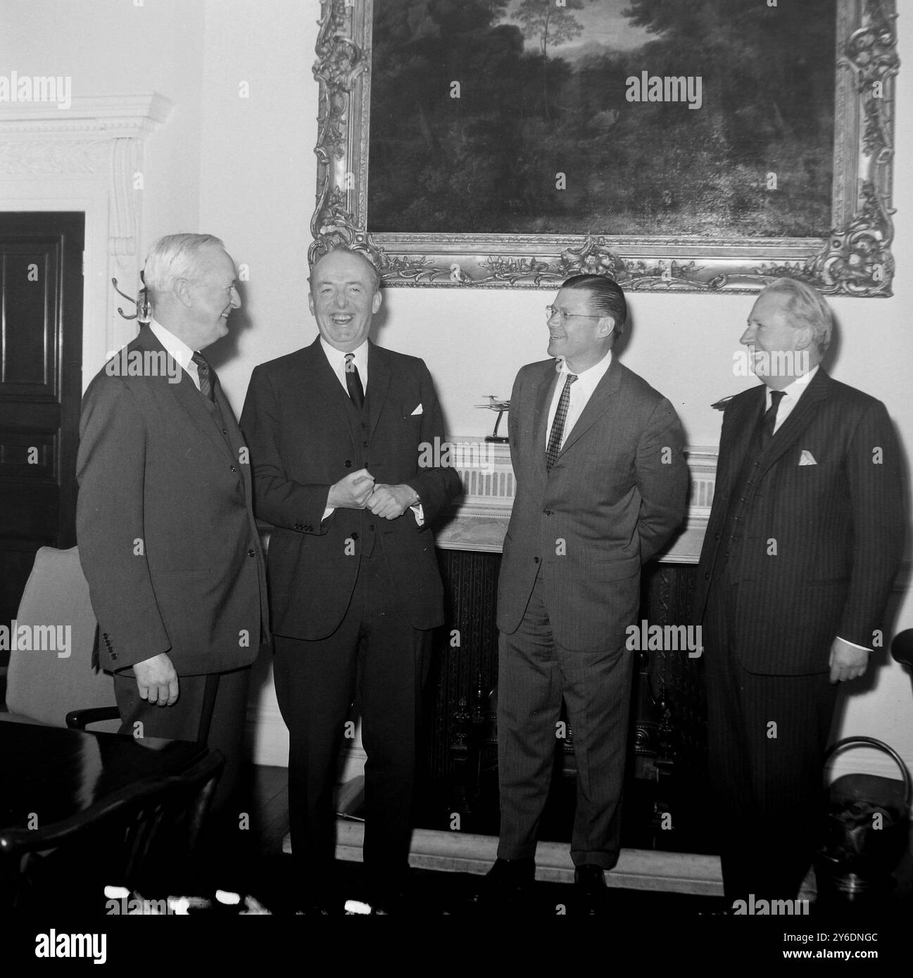 EDWARD HEATH, DAVID BRUCE, PETER THORNEYCROFT ET ROBERT MCNAMARA IN LONDON / ; 10 AVRIL 1963 Banque D'Images