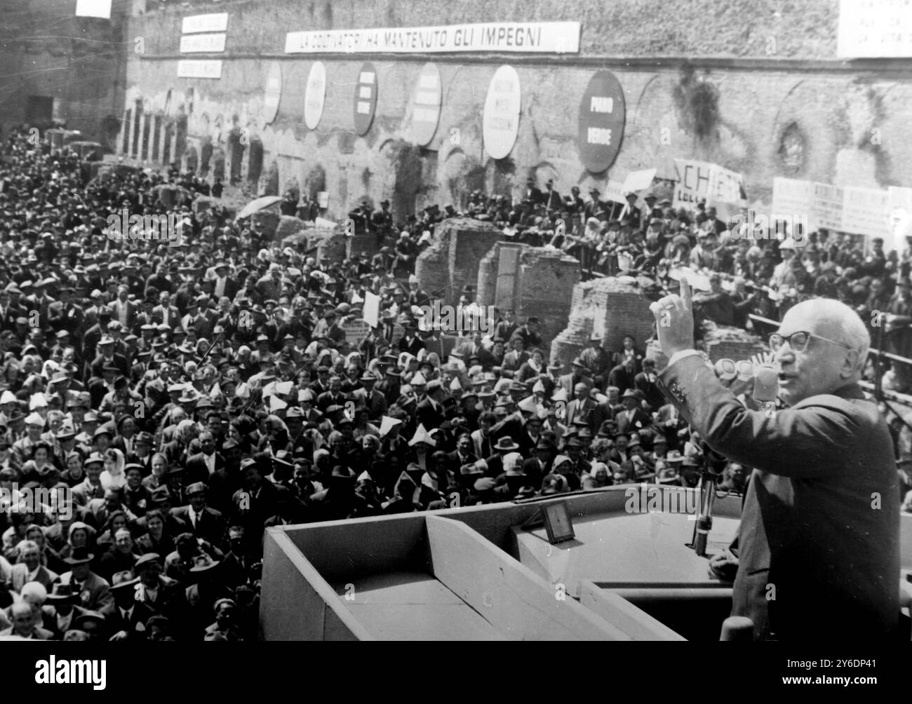 AMINTORE FANFANI AVEC DES AGRICULTEURS ITALIENS À ROME ; 4 AVRIL 1963 Banque D'Images