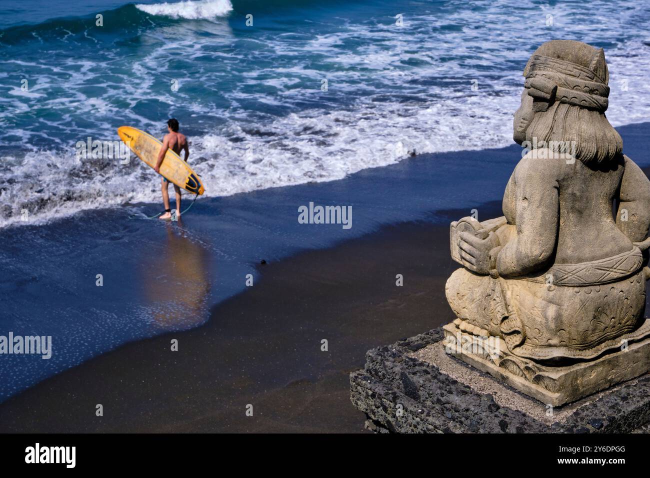 Indonésie, Bali, côte est, Gianyar, surf sur Black Beach Banque D'Images