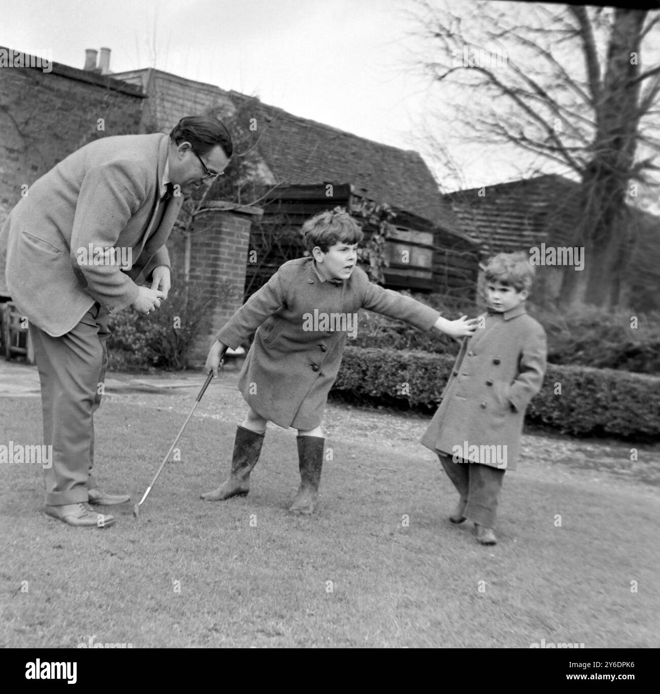 REGINALD MAUDLING AVEC SES FILS EDWARD & WILLIAM À ESSENDON / ; 30 MARS 1963 Banque D'Images