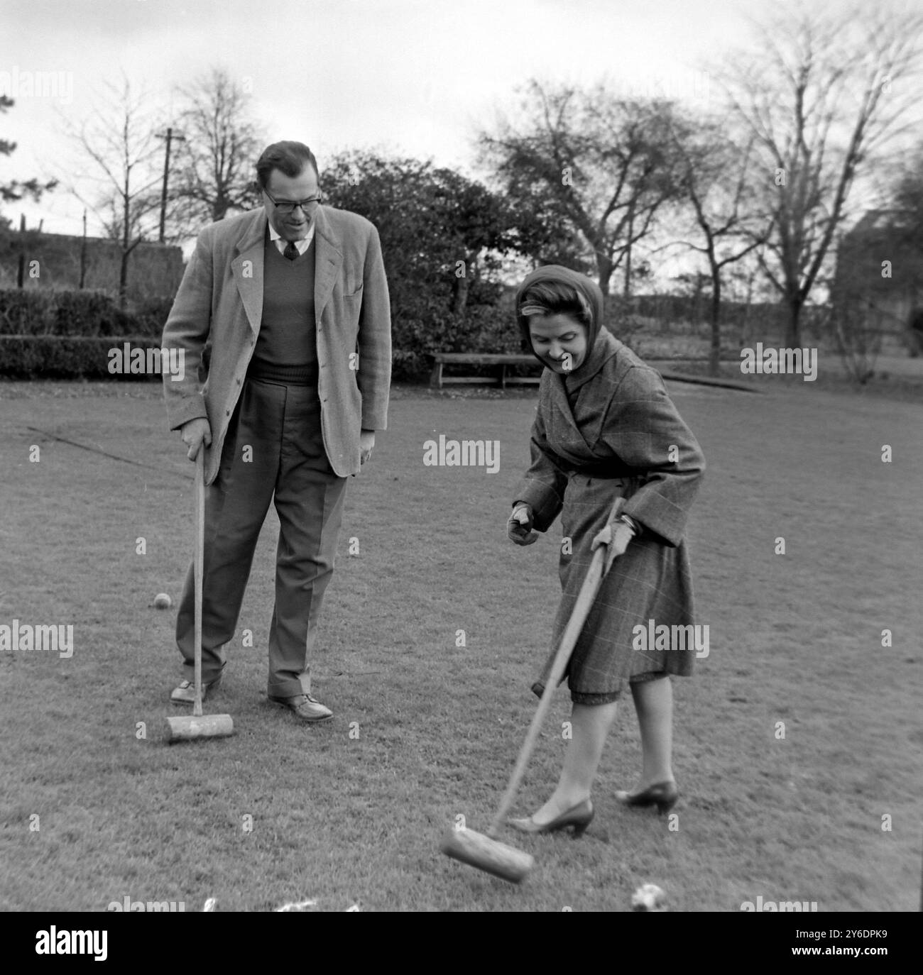 REGINALD MAUDLING JOUE AU CROQUET AVEC SA FEMME À ESSENDON / ; 31 MARS 1963 Banque D'Images