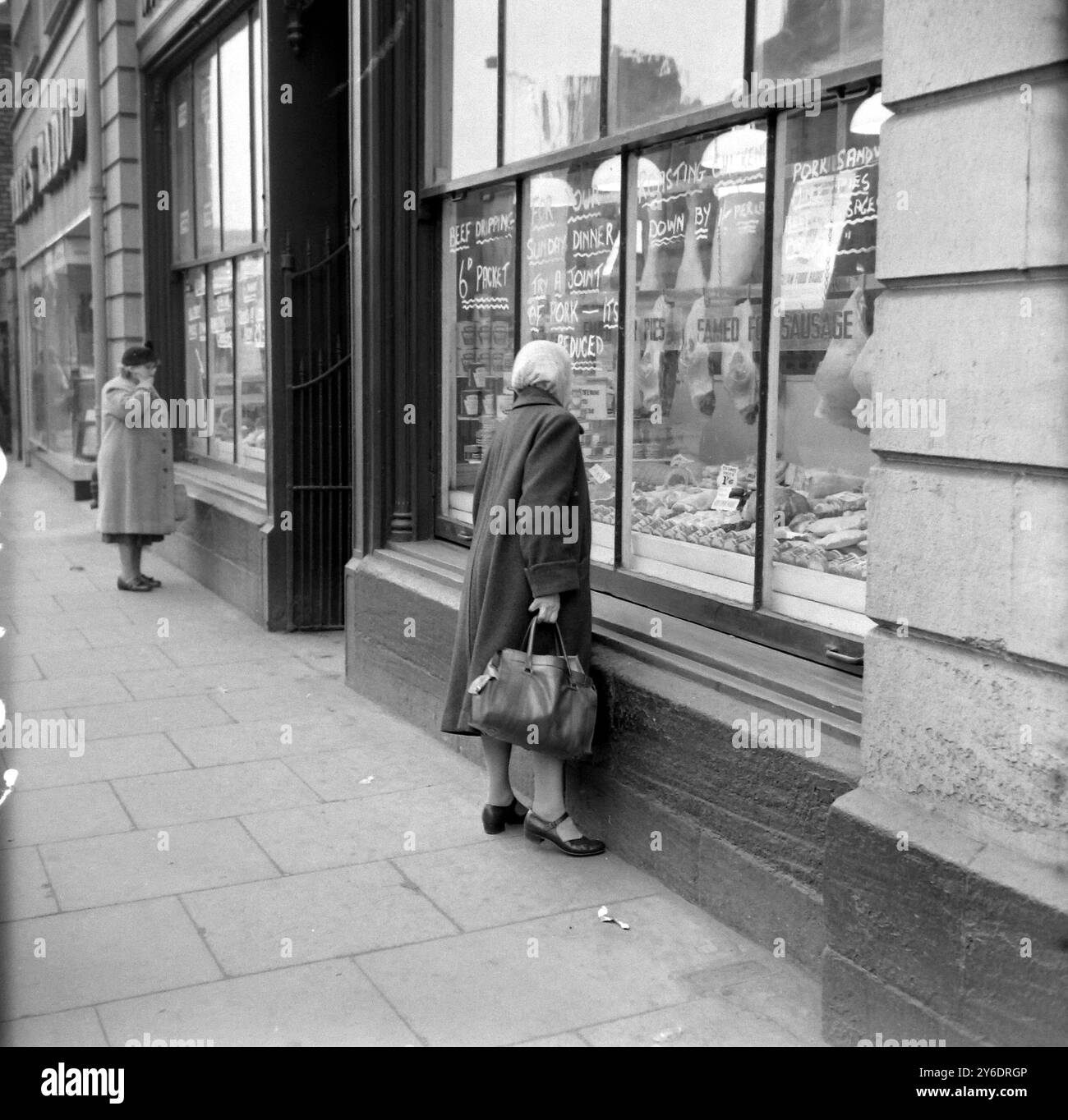 LES FEMMES SANS EMPLOI MAGASINENT AVEC SOIN , WALLSEND , ANGLETERRE ; 25 MARS 1963 Banque D'Images