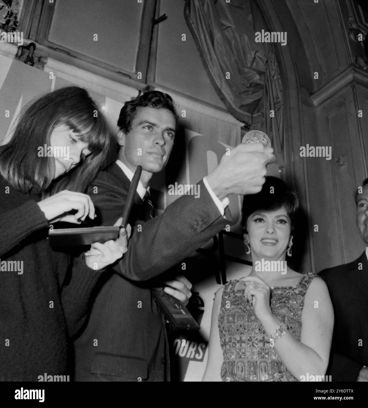 GINA LOLLOBRIGIDA AVEC GARDNER MACKAY PORTANT LA MÉDAILLE FRANÇOISE HARDY À PARIS / ; 14 MARS 1963 Banque D'Images