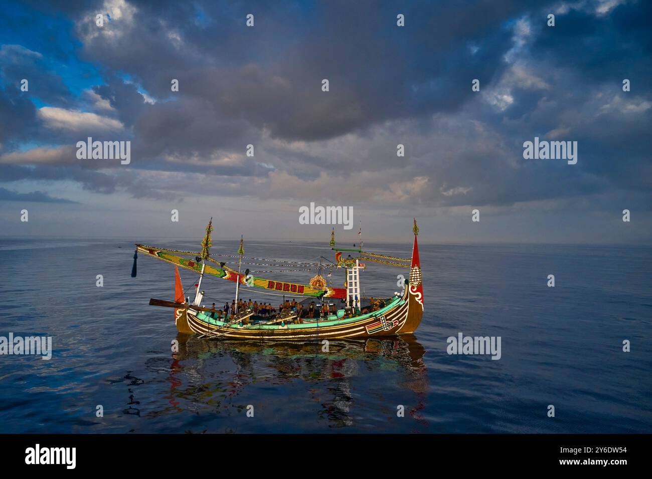 Indonésie, île de Bali, village de Perancak, bateau de pêche richement décoré pêchant en mer Banque D'Images