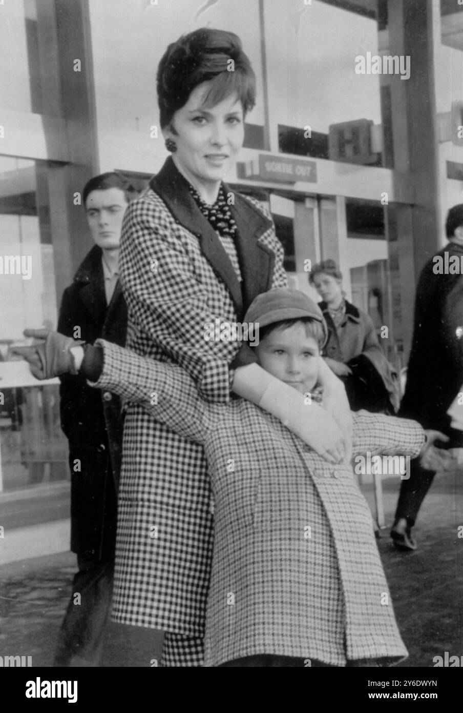 GINA LOLLOBRIGIDA AVEC SON FILS MILKO À L'AÉROPORT D'ORLY À PARIS / ; 6 MARS 1963 Banque D'Images