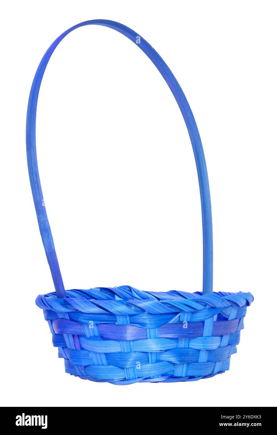 Rien à l'intérieur d'un panier de Pâques bleu isolé pris dans une photo de studio avec beaucoup de place pour la copie sous la poignée. Banque D'Images
