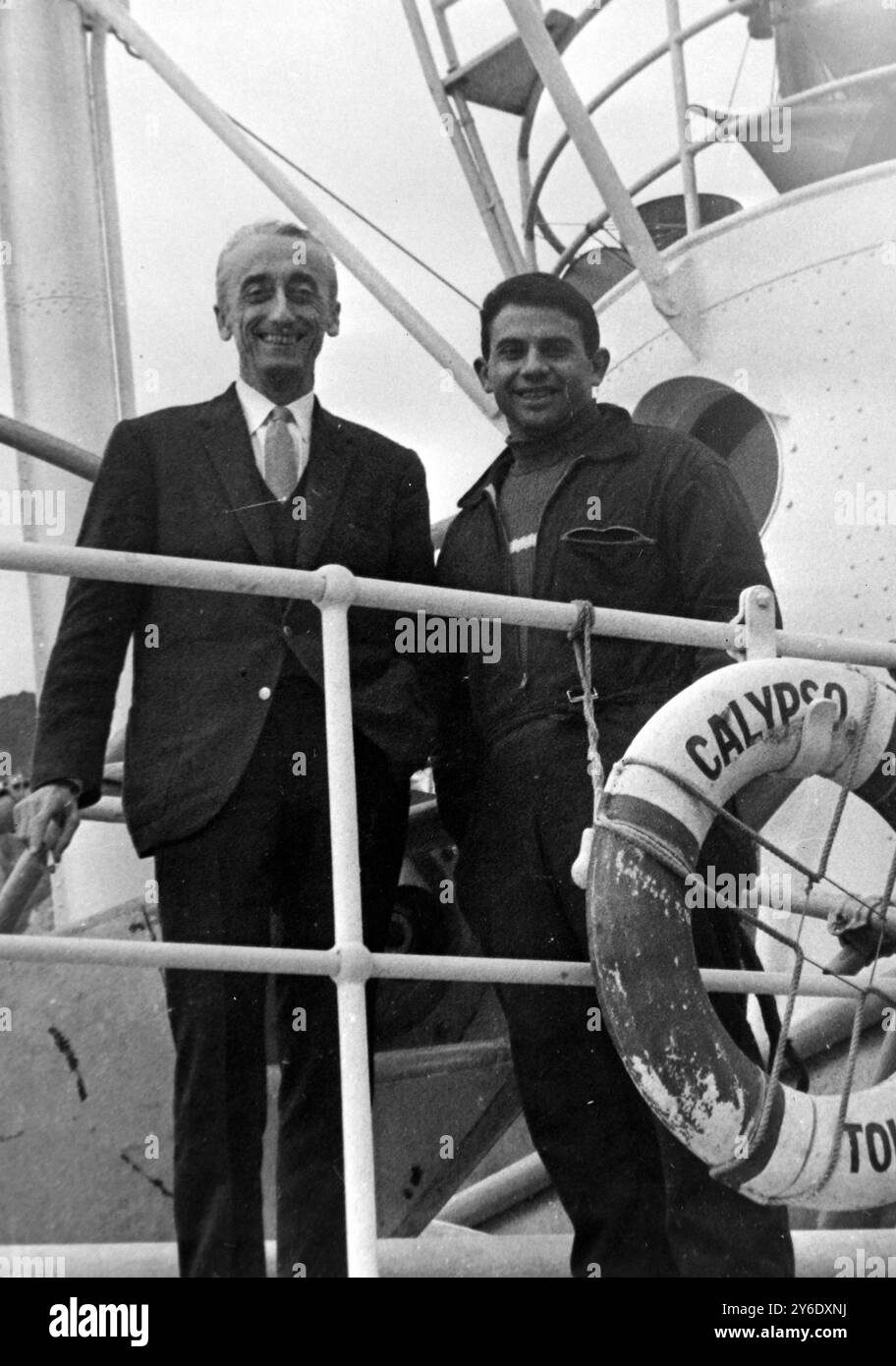 ALBERT FALCO AVEC JACQUES-YVES COUSTEAU À CALYPSO MER ROUGE À NICE / ; 27 FÉVRIER 1963 Banque D'Images