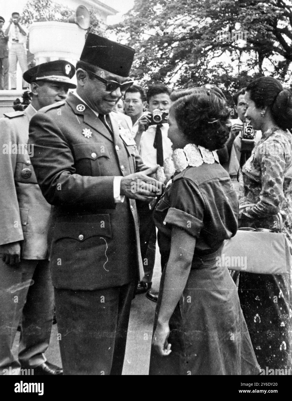 REBELLES PRÉSIDENT INDONÉSIEN SUKARNO ET GUÉRILLA ; 22 FÉVRIER 1963 Banque D'Images