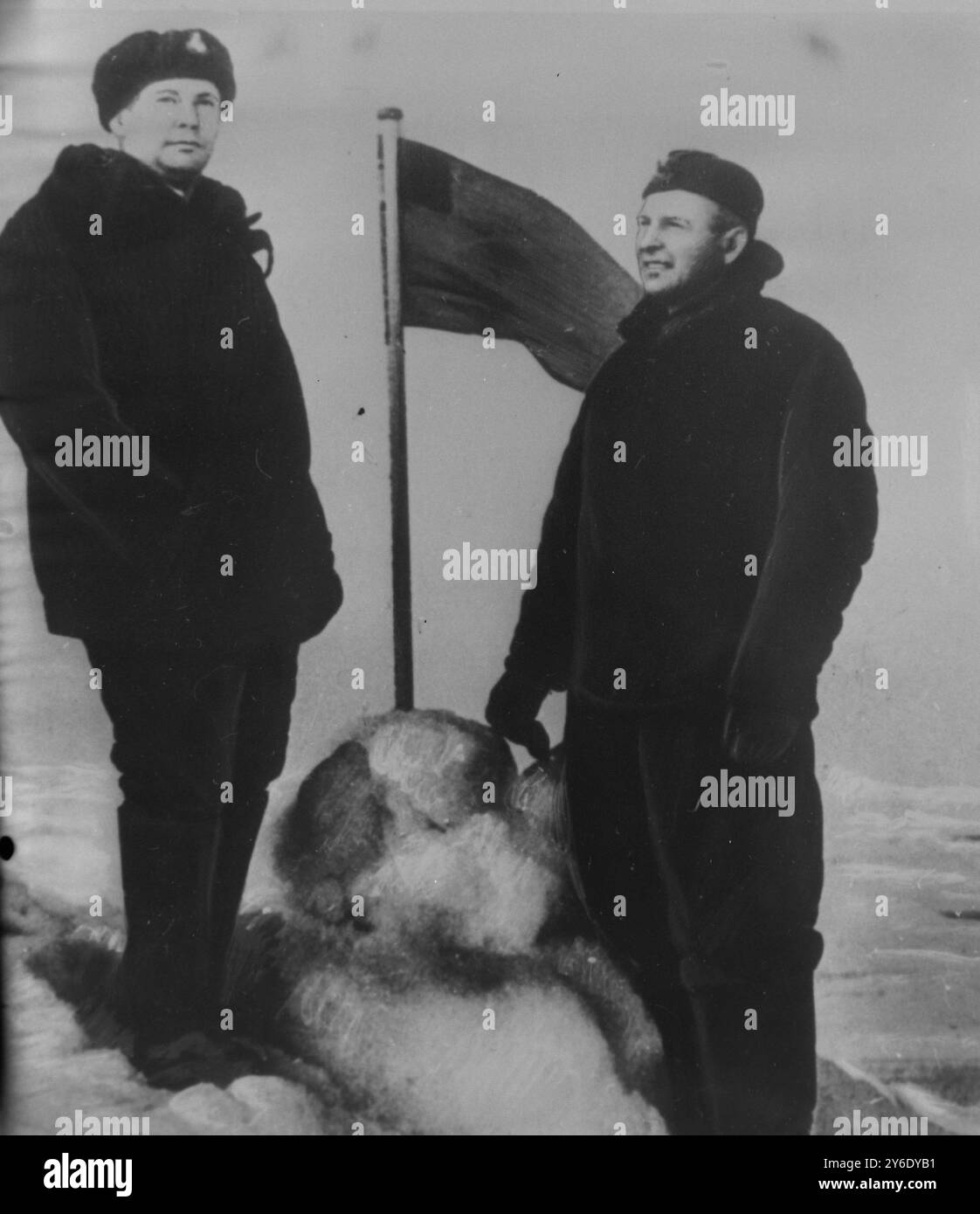 EXPÉDITIONS VINOLUROV & ZHILTOSV DEUX RUSSES AU PÔLE NORD ; 20 FÉVRIER 1963 Banque D'Images EXPÉDITIONS VINOLUROV & ZHILTOSV DEUX RUSSES AU PÔLE NORD ; 20 FÉVRIER 1963 Banque D'Images