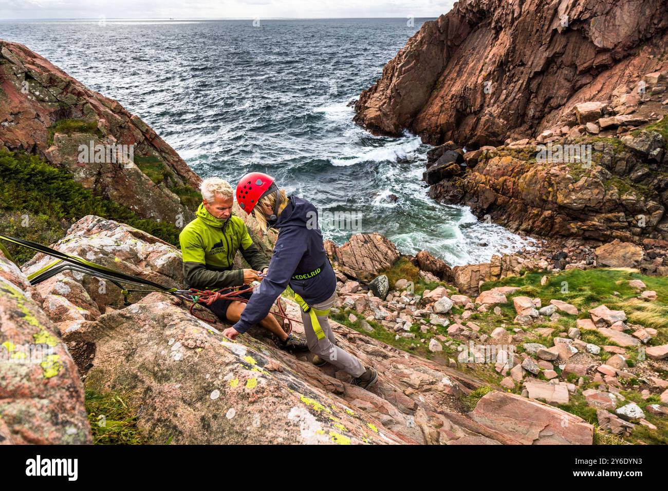 La descente en rappel est l'une des nombreuses activités de plein air à Kullaberg. Vous pouvez pratiquer la descente en rappel sur les rochers accidentés de la péninsule de Kullaberg sous la direction d'un guide. Italienska vägen, Höganäs kommun, Skåne, Suède Banque D'Images
