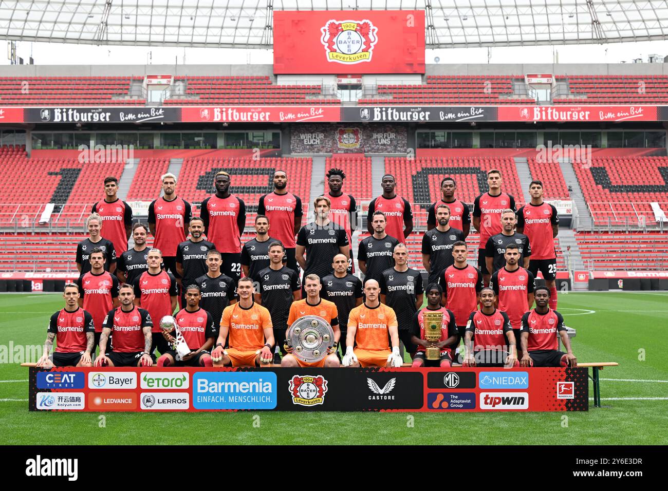 25 septembre 2024, Rhénanie-du-Nord-Westphalie, Leverkusen : L'équipe de Leverkusen est unie pour la photo de l'équipe. 1er rang à partir de la gauche : Alejandro Grimaldo, Aleix Garcia, amine Adli, gardien de but Matej Kovar, gardien de but Lukas Hradecky, le gardien Niklas Lomb, Jeremie Frimpong, Arthur et Nathan Tella. 2ème rangée à partir de la gauche : la mascotte Brian le Lion, Jonas Hofmann, Florian Wirtz, Alberto Encinas, entraîneur adjoint, entraîneur Xabi Alonso, Sebastian Parrilla, entraîneur adjoint, David Thiel, entraîneur de gardien de but, granit Xhaka, Martin Terrier. Troisième rangée à partir de la gauche : Prisca Volmary, scientifique sportive, Daniel Jouvin, entraîneur en athlétisme Banque D'Images