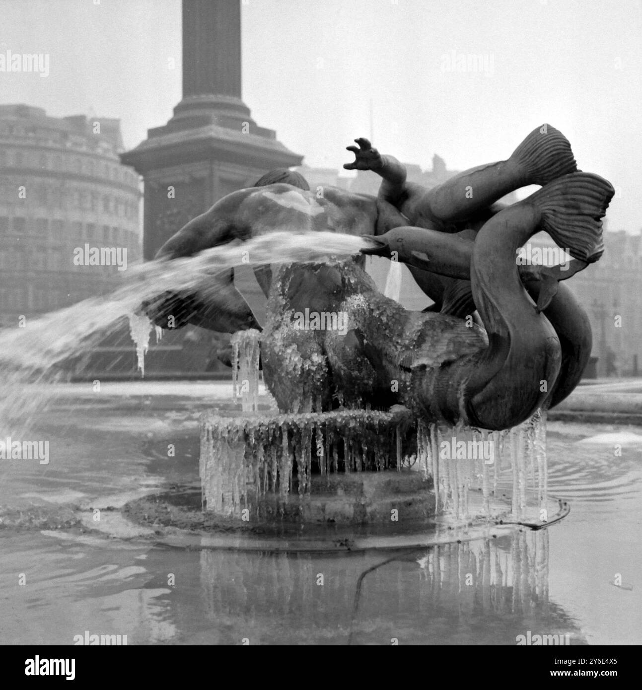 GLAÇONS SUR LA FONTAINE DE TRAFALGAR SQUARE À LONDRES ; 12 JANVIER 1963 Banque D'Images