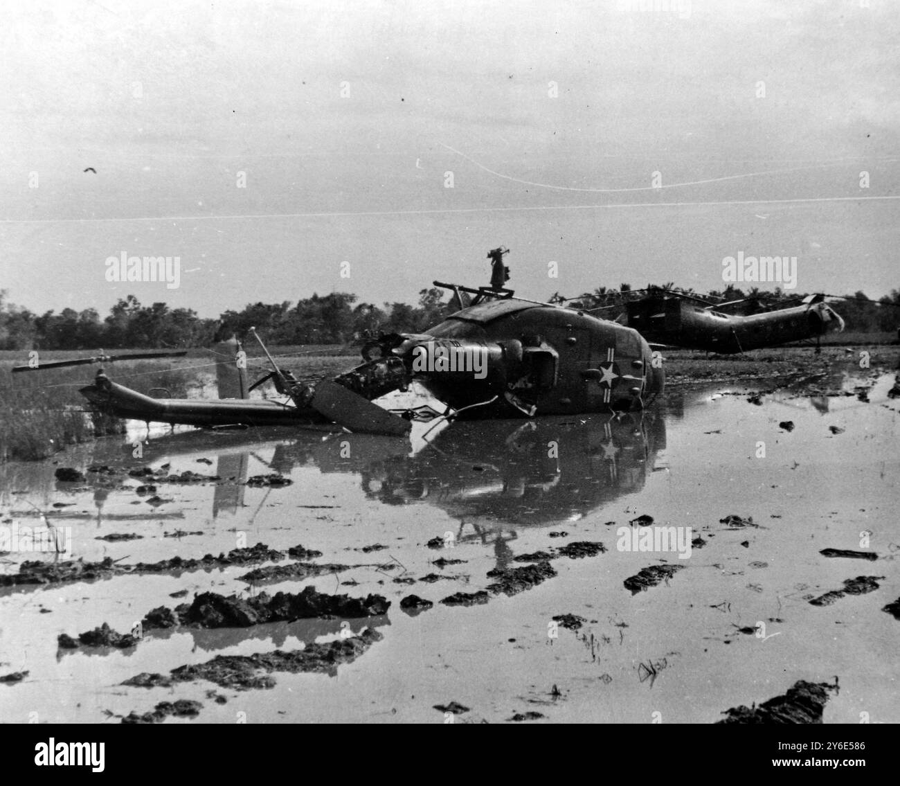 AVIATION NAUFRAGE 2 HÉLICOPTÈRES ABATTUS PAR DES VIETNAMIENS ; 10 JANVIER 1963 Banque D'Images