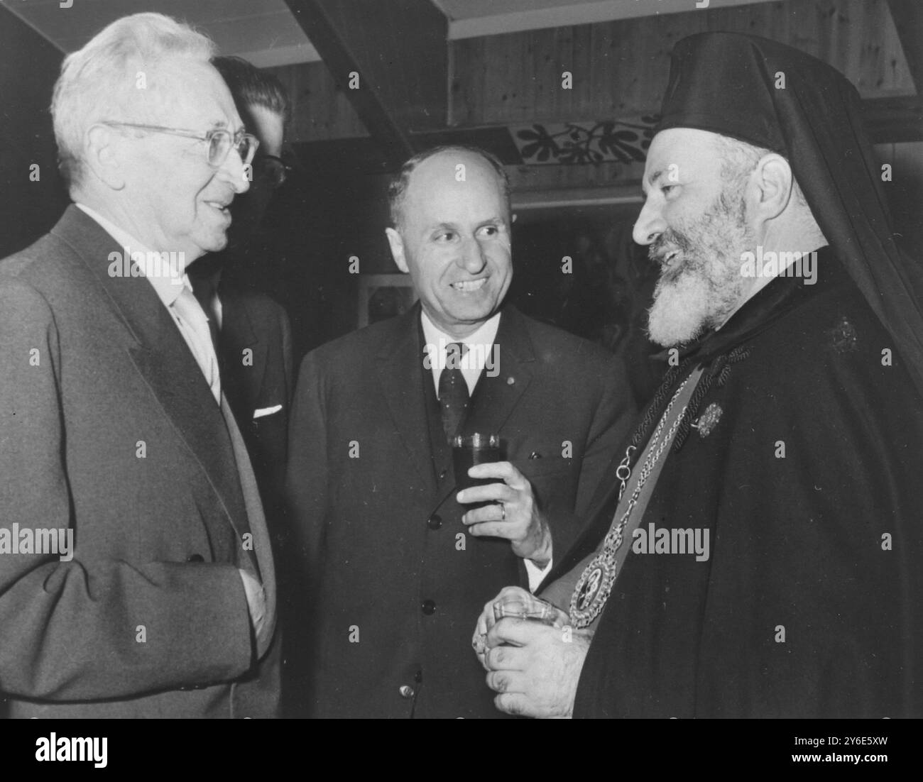 LE PRÉSIDENT ISRAÉLIEN YITZHAK BEN ZVI AVEC MGR HALIM À JÉRUSALEM ; 5 JANVIER 1963 Banque D'Images