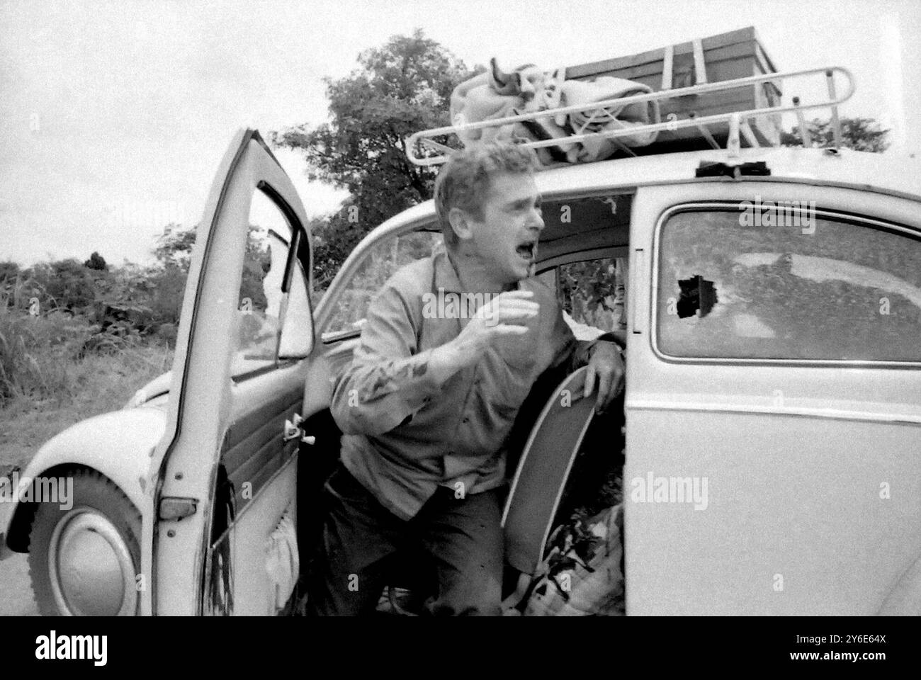 4 JANVIER 1963 ALBERT VERBRUGGHE, MINEUR BELGE, SORT DE SA VOITURE APRÈS AVOIR ÉTÉ ABATTU PAR LES TROUPES INDIENNES DES NATIONS UNIES. SA FEMME, ÉGALEMENT DANS LA VOITURE, A ÉTÉ TUÉE ALORS QU’ILS TENTAIENT DE QUITTER LA VILLE DE JADOTVILLE PRÈS DE KOLWEZI AU KATANGA (CONGO). Banque D'Images