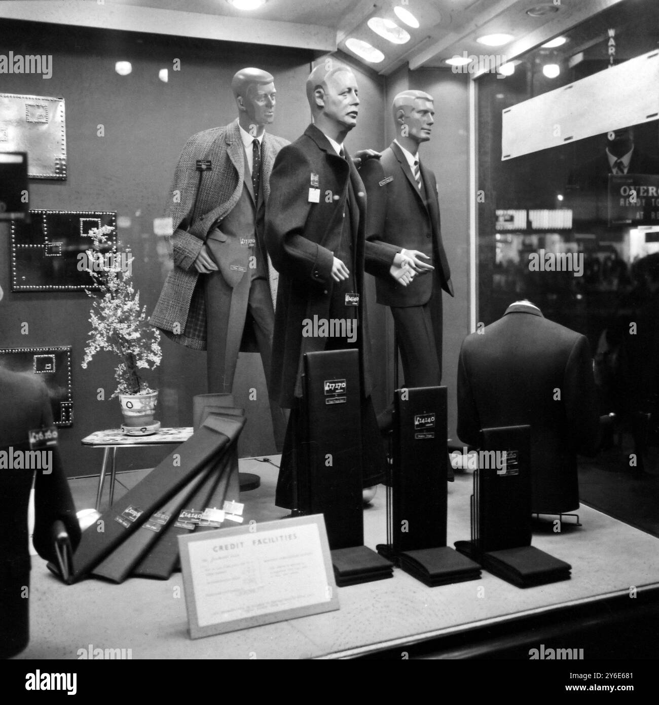 2 JANVIER 1963 LE PRÉSIDENT AMÉRICAIN JOHN F. KENNEDY ET LE PREMIER MINISTRE BRITANNIQUE HAROLD MACMILLAN ONT TRANSFORMÉ DES MANNEQUINS DE VITRINE POUR STIMULER LES VENTES DANS LES MAGASINS DE VÊTEMENTS DE LONDRES, EN ANGLETERRE. Banque D'Images 2 JANVIER 1963 LE PRÉSIDENT AMÉRICAIN JOHN F. KENNEDY ET LE PREMIER MINISTRE BRITANNIQUE HAROLD MACMILLAN ONT TRANSFORMÉ DES MANNEQUINS DE VITRINE POUR STIMULER LES VENTES DANS LES MAGASINS DE VÊTEMENTS DE LONDRES, EN ANGLETERRE. Banque D'Images
