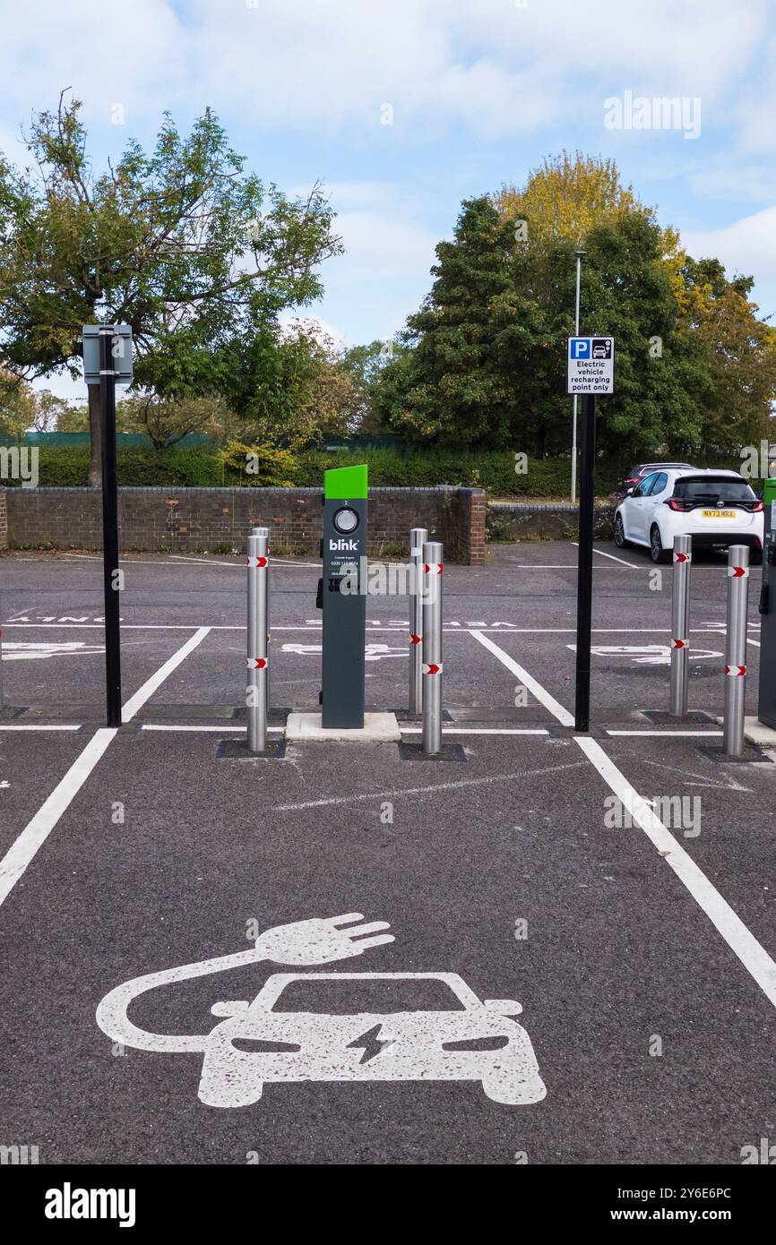 Point de recharge de véhicule électrique Blink au parking Forum à Billingham, Angleterre, Royaume-Uni Banque D'Images Point de recharge de véhicule électrique Blink au parking Forum à Billingham, Angleterre, Royaume-Uni Banque D'Images
