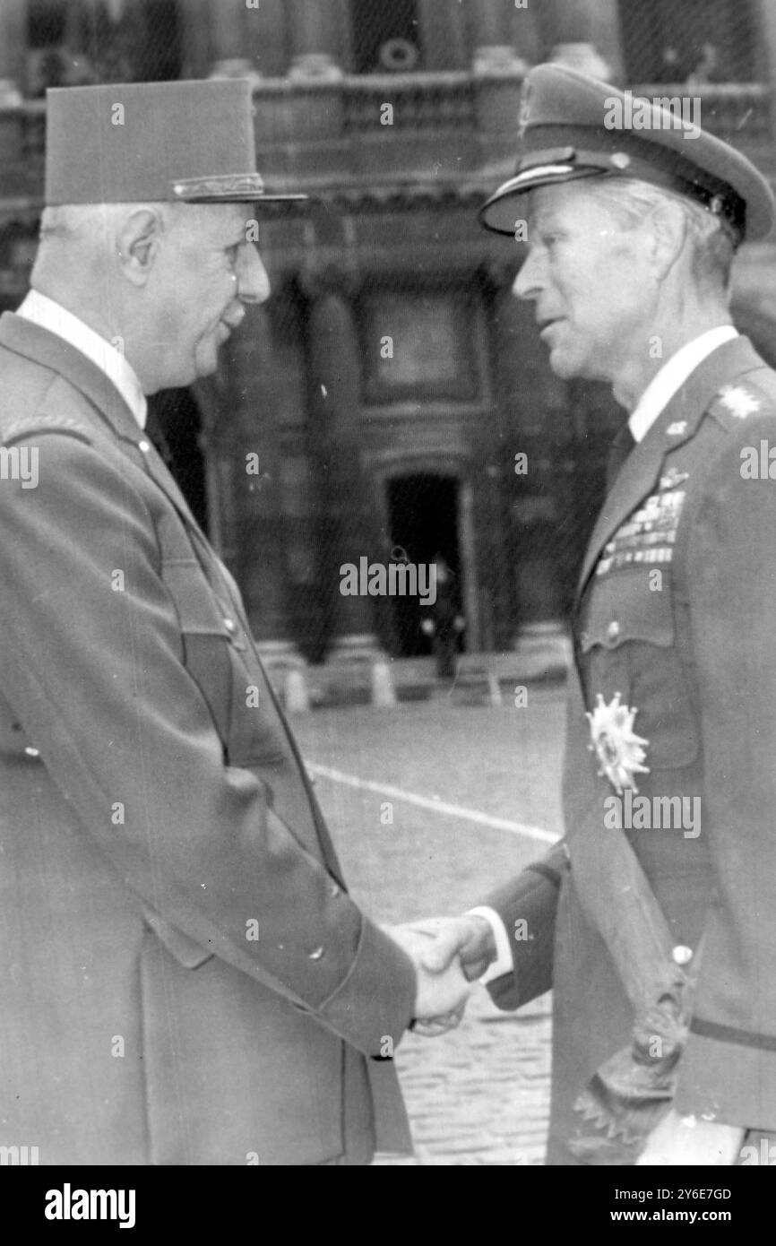 PRÉSIDENT FRANÇAIS CHARLES DE GAULLE AVEC LE GÉNÉRAL LAUIRIS NORSTAD LÉGION D'HONNEUR / ; 20 DÉCEMBRE 1962 Banque D'Images
