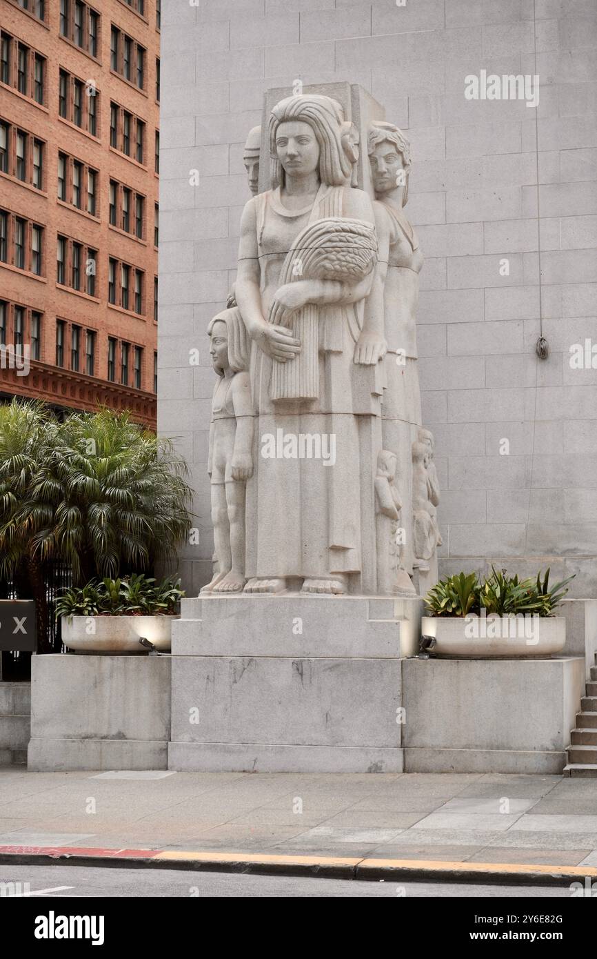 Bountiful Earth Statue (1932) dans le granit de Yosemite à l'extérieur du San Francisco Pacific Exchange. Banque D'Images