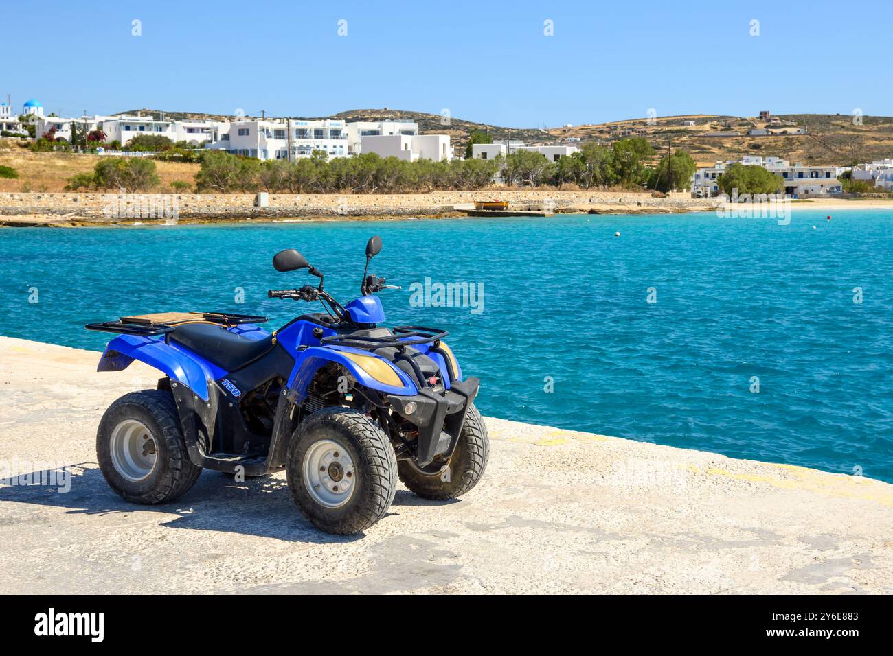 Ano Koufonisi, Grèce - 15 mai 2024 : Quad stationné dans le port de l'île d'Ano Koufonisi. Petites îles des Cyclades dans la mer Égée. Grèce Banque D'Images
