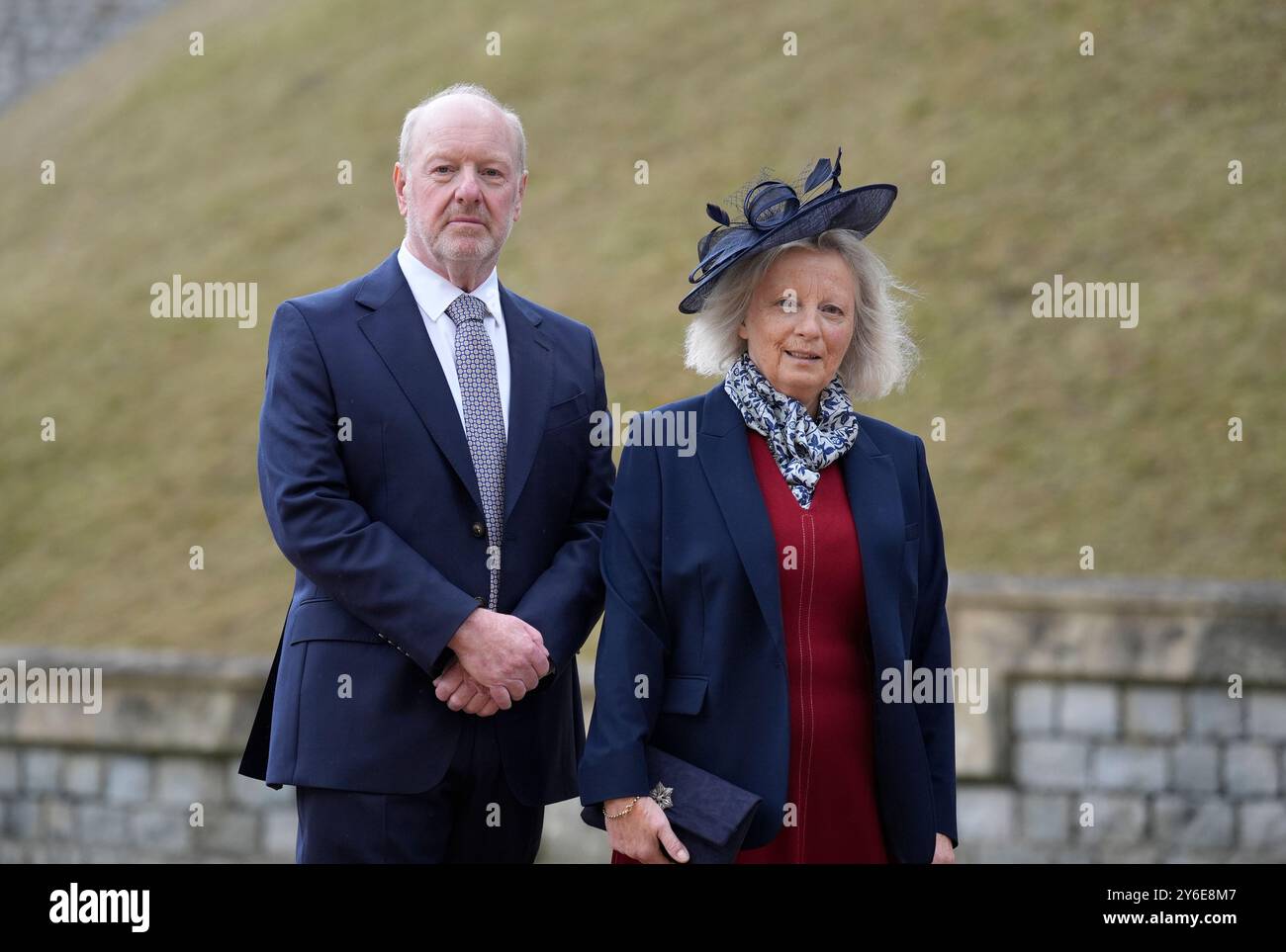 Sir Alan Bates, avec son épouse Lady Suzanne Sercombe, avant de recevoir son titre de chevalier lors d'une cérémonie d'investiture au château de Windsor, Berkshire. Date de la photo : mercredi 25 septembre 2024. Banque D'Images