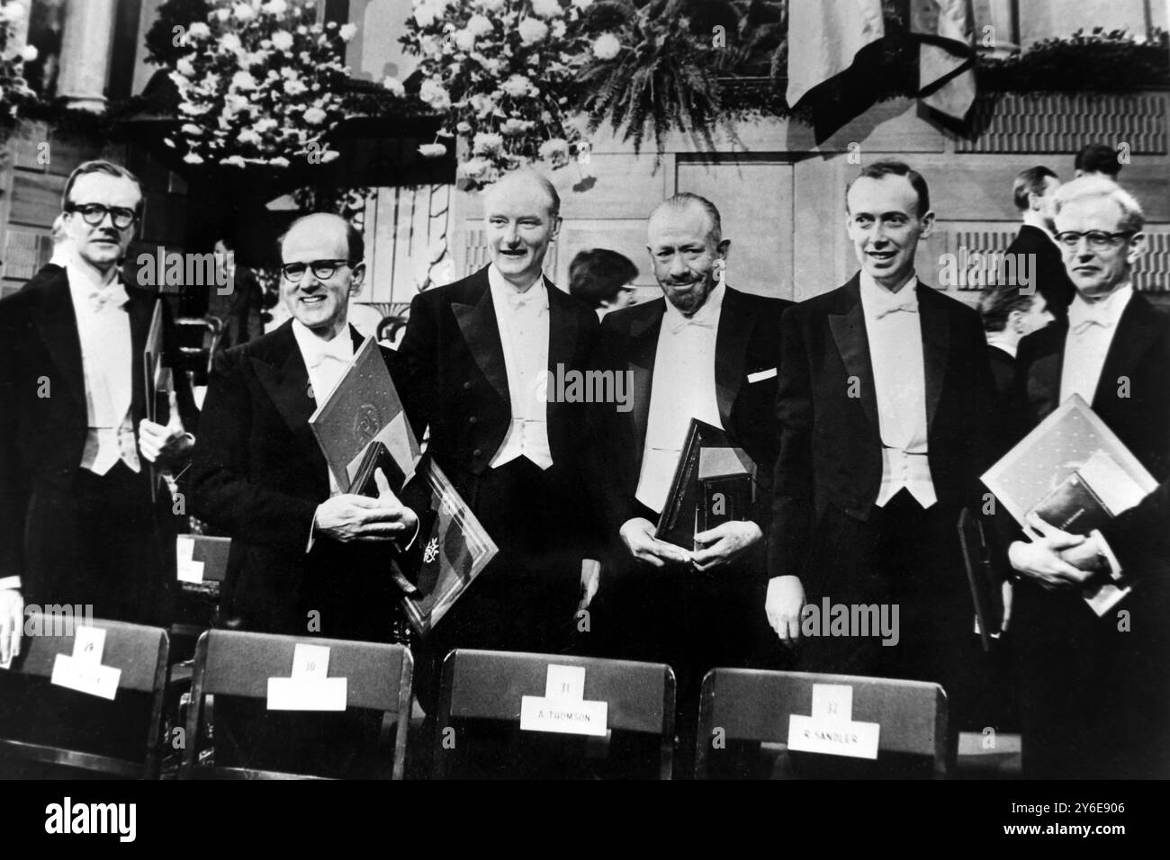 10 DÉCEMBRE 1962 SIX LAURÉATS DU PRIX NOBEL AVEC LEUR PRIX APRÈS LA CÉRÉMONIE : MAURICE WILKINS, MAX PERUTZ, FRANCIS CRICK, JOHN STEINBECK, JAMES WATSON ET JOHN KENDREW, STOCKHOLM, SUÈDE. Banque D'Images