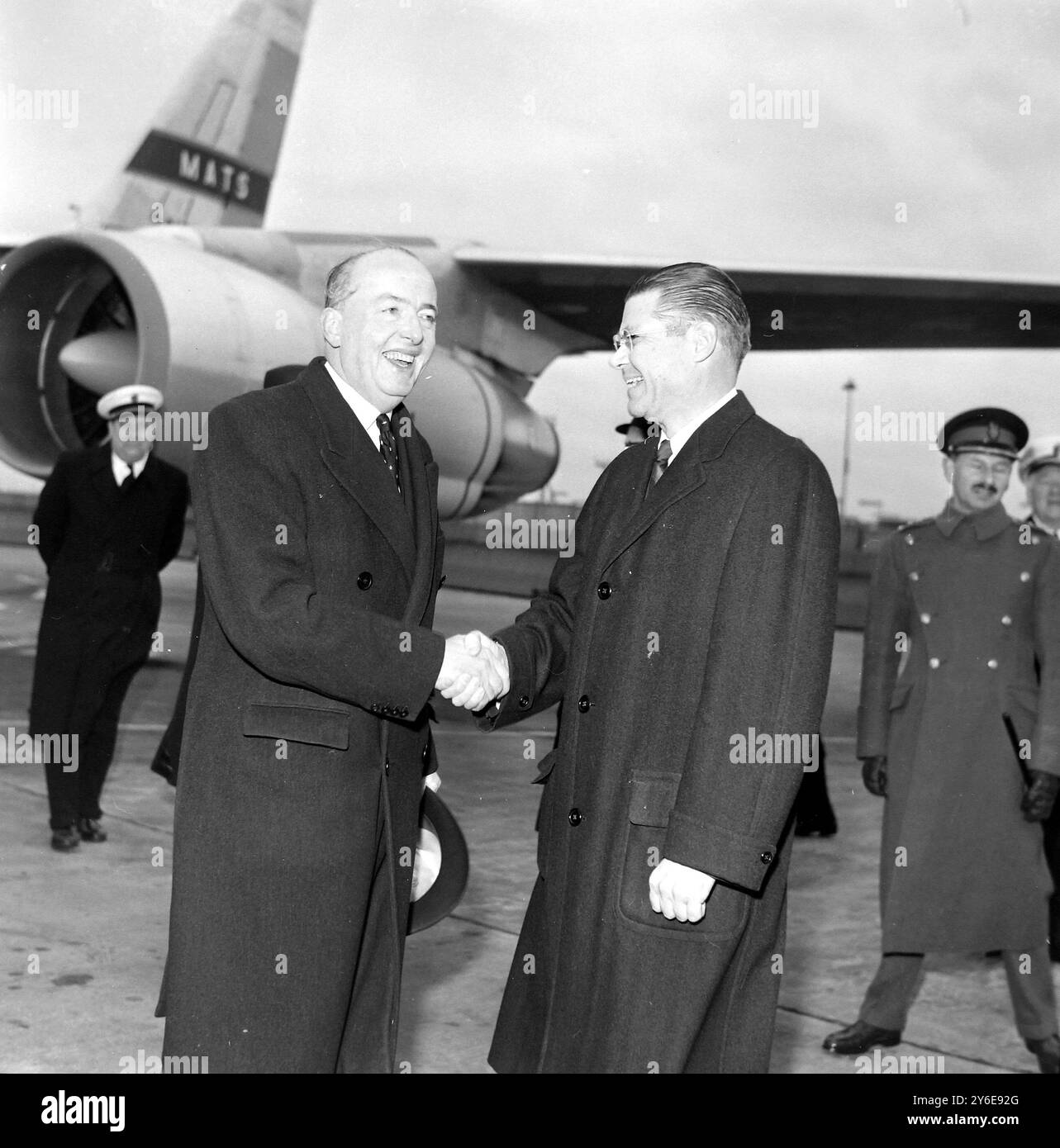 ROBERT MCNAMARA ET PETER THORNEYCROFT À L'AÉROPORT DE LONDRES / ; 11 DÉCEMBRE 1962 Banque D'Images