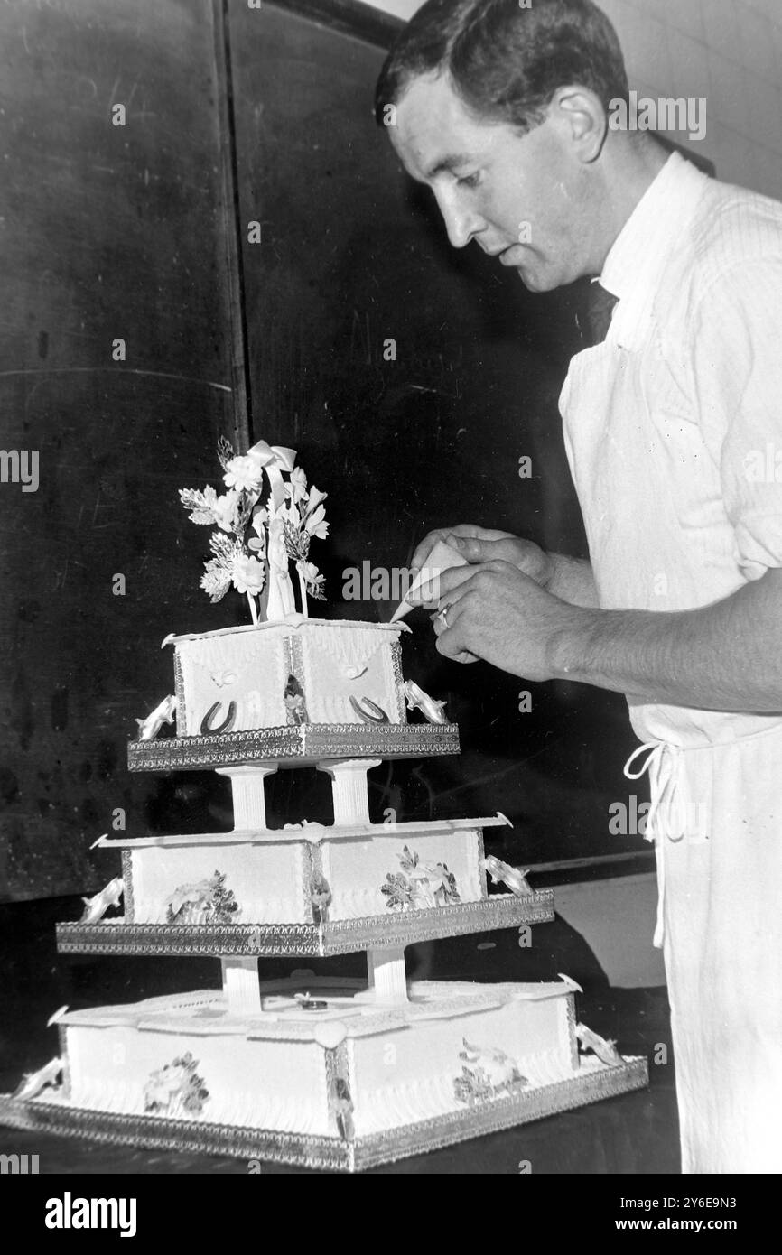 ALEC JACKSON FOOTBALLEUR FINISH TOUCH CAKE / ; 5 DÉCEMBRE 1962 Banque D'Images