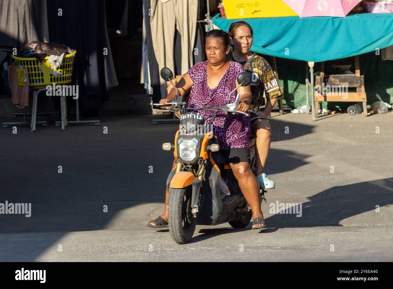 SAMUT PRAKAN, THAÏLANDE, 08 février 2023, Une paire de femmes conduisent une moto Banque D'Images