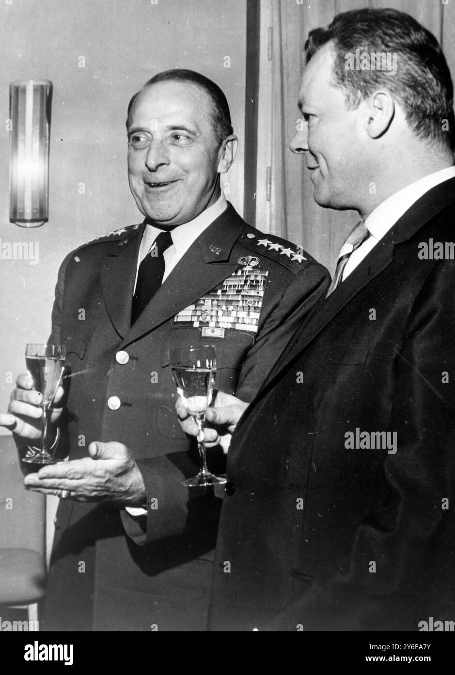 LE GÉNÉRAL LYMAN LEMNITZER ET LE MAIRE DE BERLIN-OUEST WILLY BRANDT BUVANT DU CHAMPAGNE À BERLIN / ; 3 DÉCEMBRE 1962 Banque D'Images