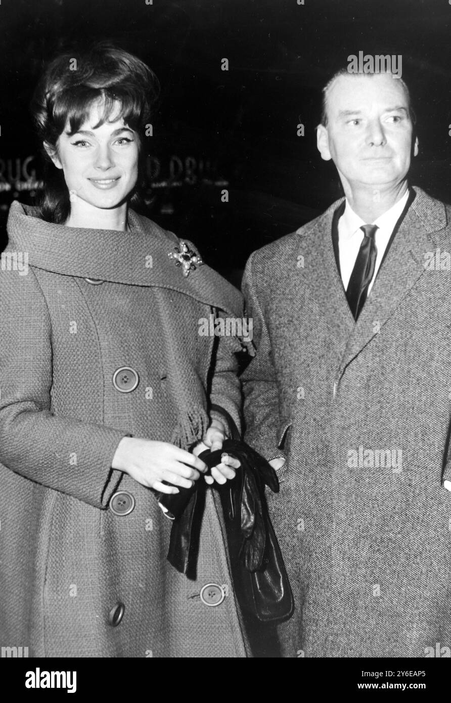 SHIRLEY ANNE FIELD AVEC J LEE THOMPSON À NEW YORK / ; 29 NOVEMBRE 1962 Banque D'Images