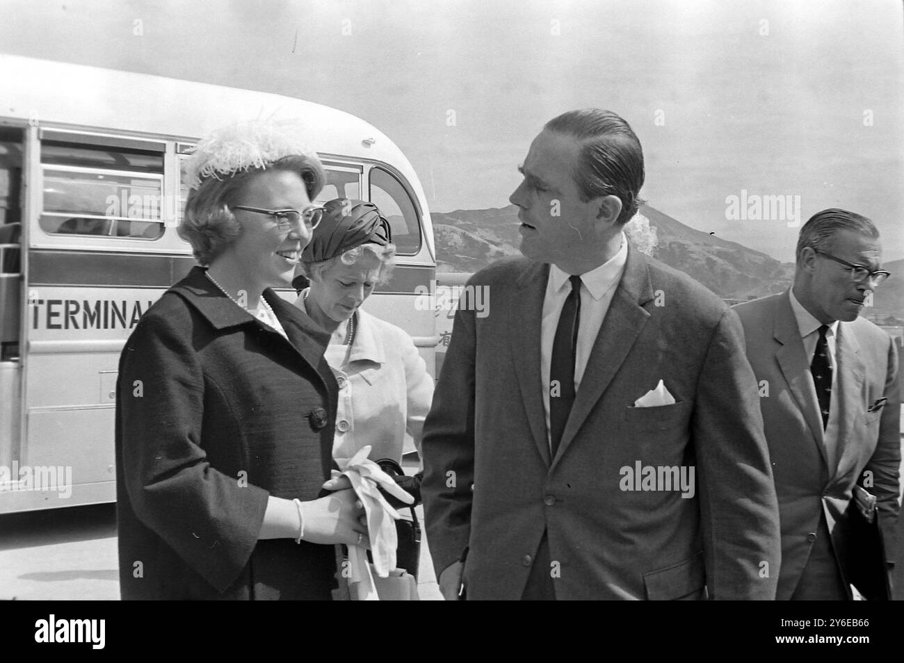 PRINCESSE BEATRIX ARRIVÉE À L'AÉROPORT DE HONG KONG AVEC BARON A N VAN AERSSEN ; 26 NOVEMBRE 1962 Banque D'Images