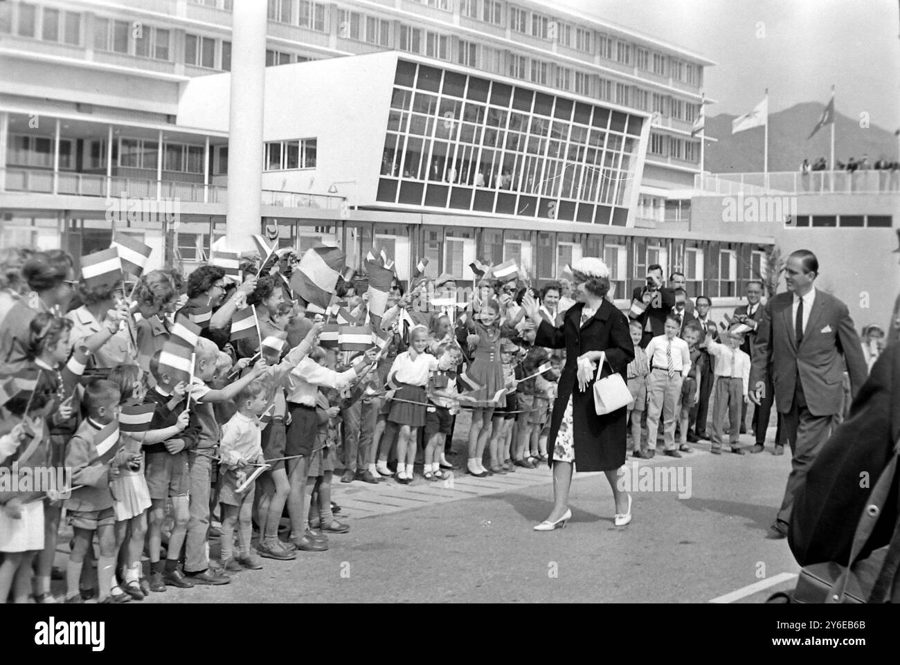 PRINCESSE BEATRIX ARRIVÉE À L'AÉROPORT DE HONG KONG ; 26 NOVEMBRE 1962 Banque D'Images