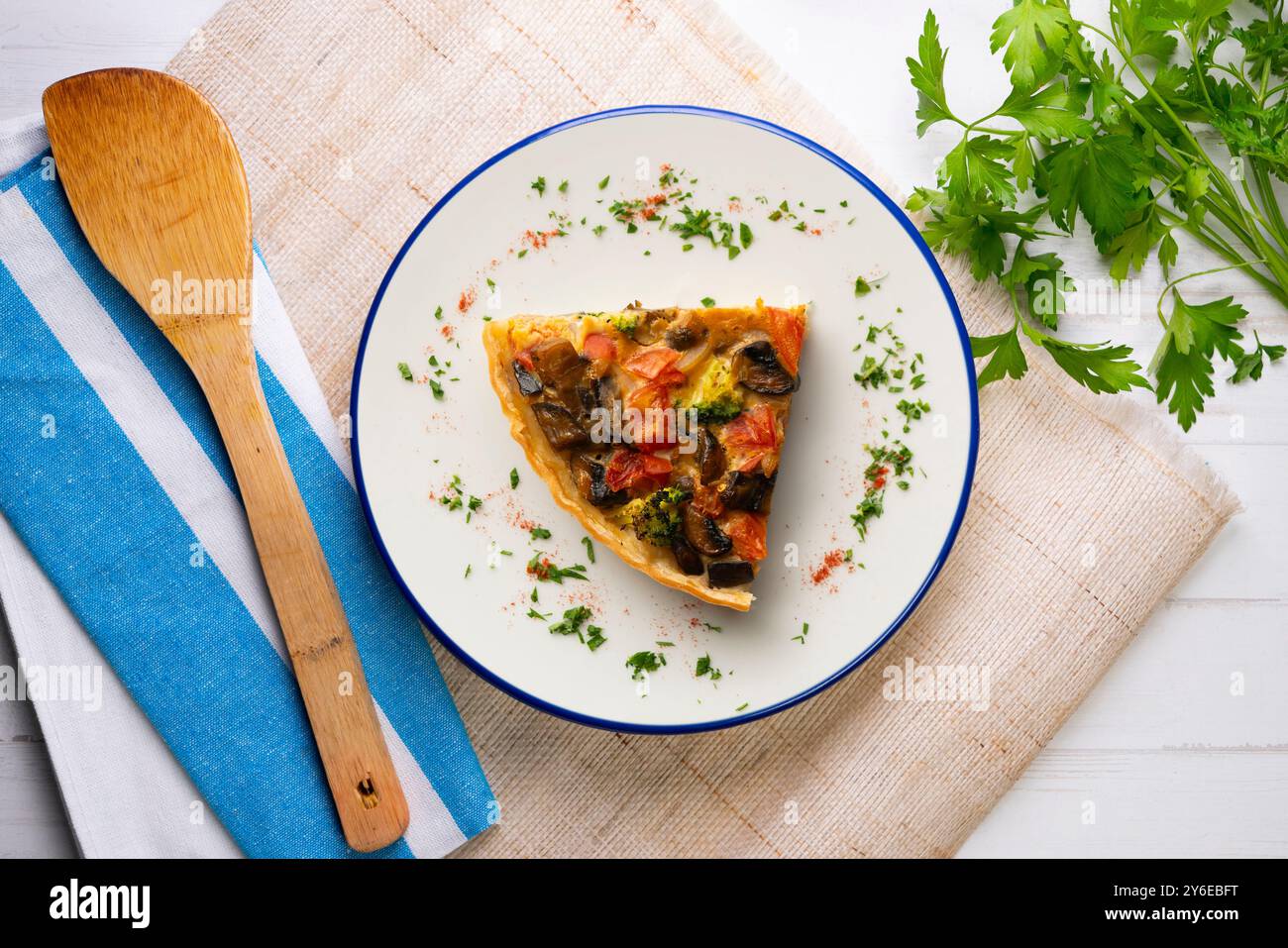 Morceau de quiche de légumes végétariens rôtis. Table vue sur le dessus avec décorations. Banque D'Images