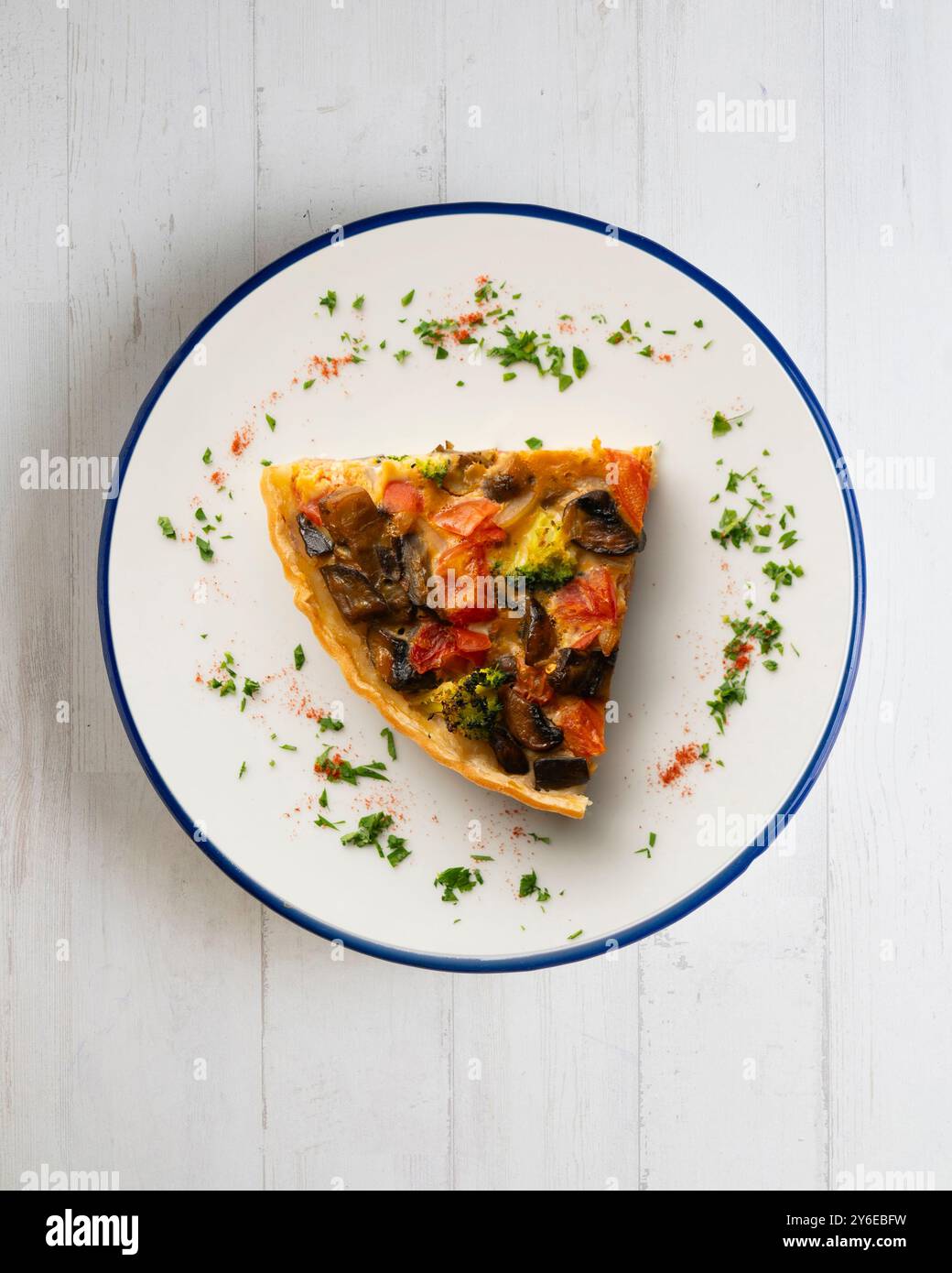 Morceau de quiche de légumes végétariens rôtis. Table vue sur le dessus avec décorations. Banque D'Images