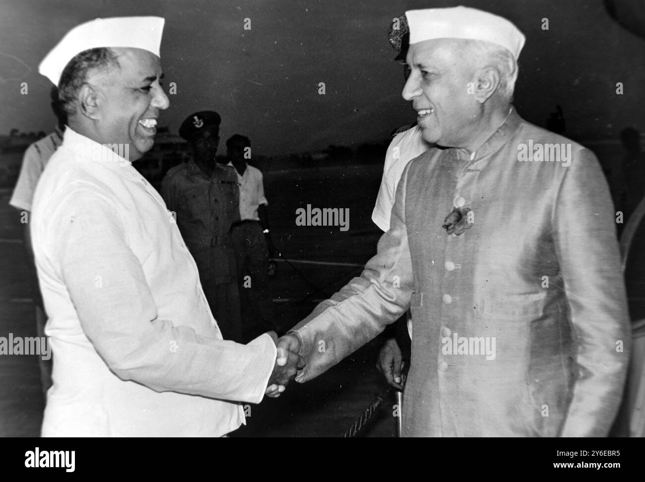 LE PREMIER MINISTRE INDIEN PANDIT JAWAHARLAL NEHRU AVEC Y B CHAVAN À BOMBAY LE 20 NOVEMBRE 1962 Banque D'Images