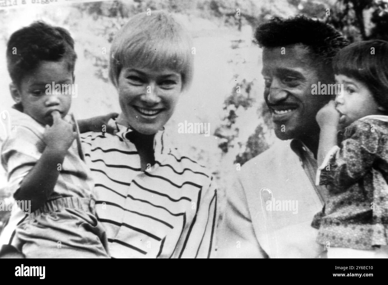 LA CHANTEUSE SAMMY DAVIS JUNIOR ET L'ACTRICE MAY BRITT AVEC L'ENFANT MARK SIBNEY DAVIS À HOLLYWOOD ; 19 NOVEMBRE 1962 Banque D'Images