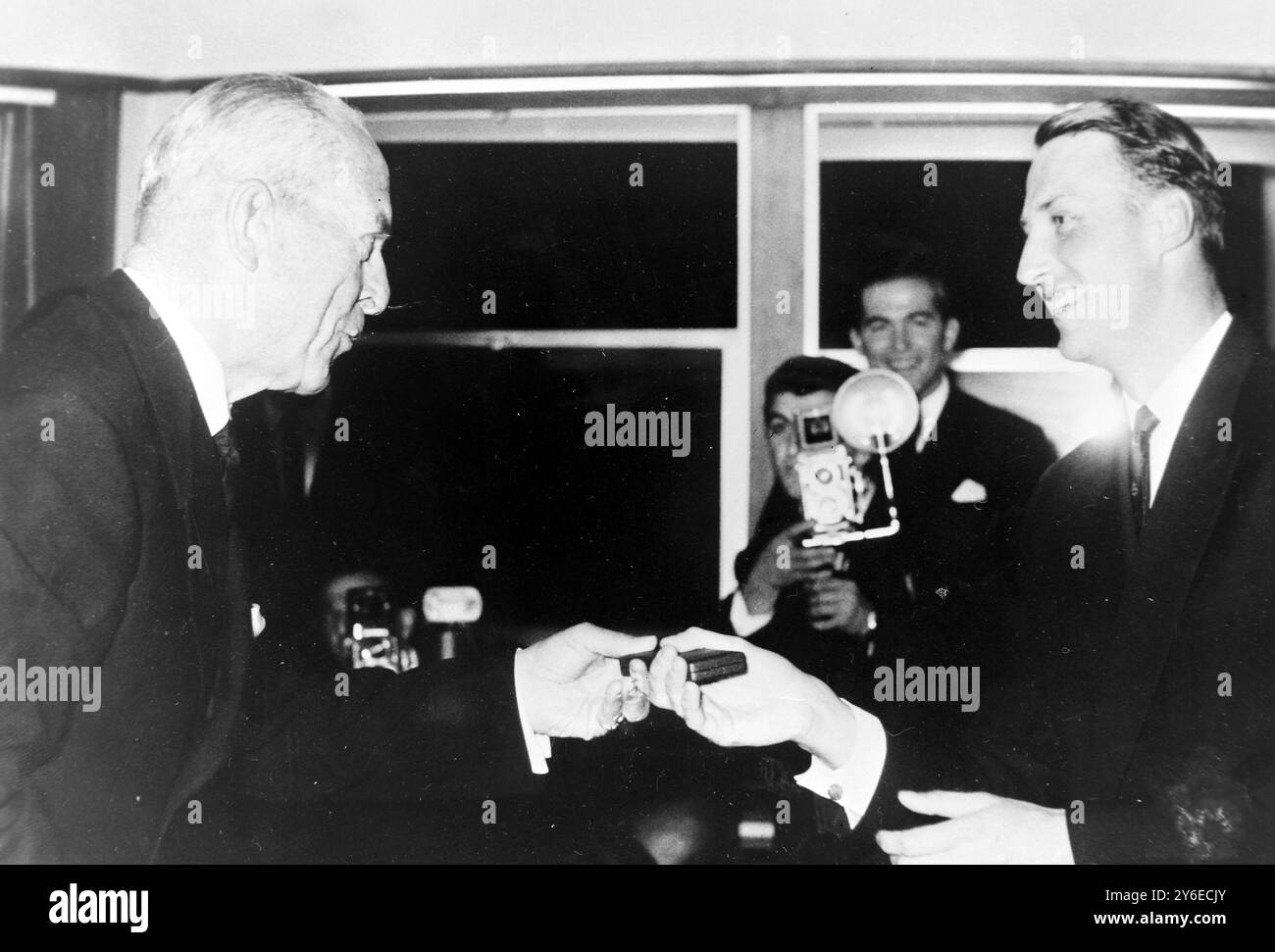 LE ROI PAUL ET LE PRINCE HARALD À ATHÈNES ; 15 NOVEMBRE 1962 Banque D'Images