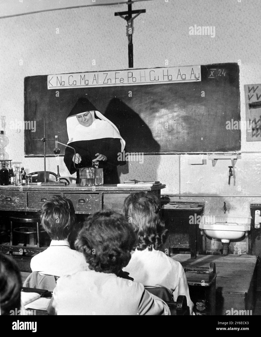 DES RELIGIEUSES ENSEIGNENT AUX ENFANTS À L'ÉCOLE DE BUDAPEST, HONGRIE ; 15 NOVEMBRE 1962 Banque D'Images
