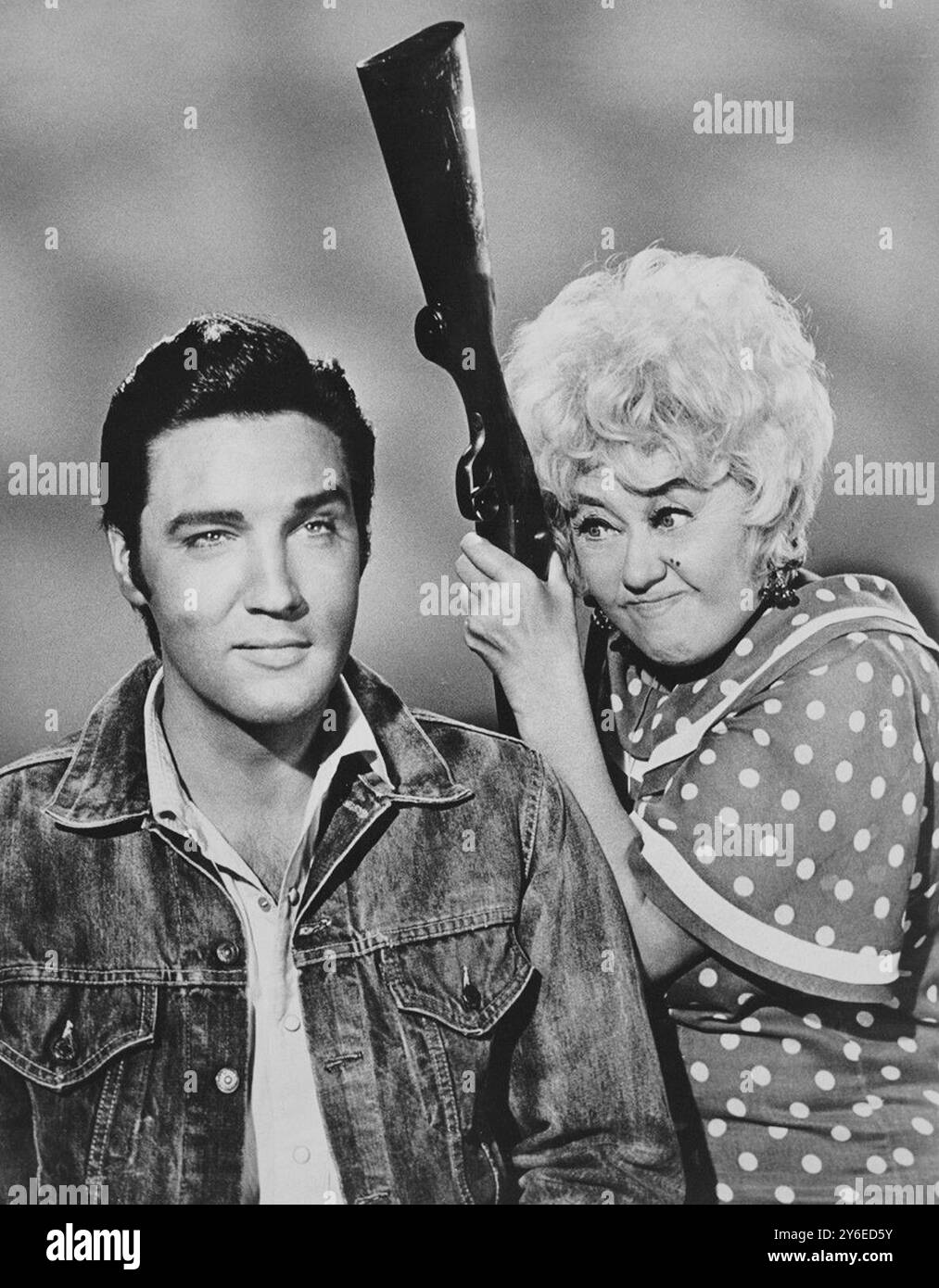 Portrait publicitaire d'Elvis Presley et Joan Blondell du film de 1968 'Stay Away Joe' Banque D'Images