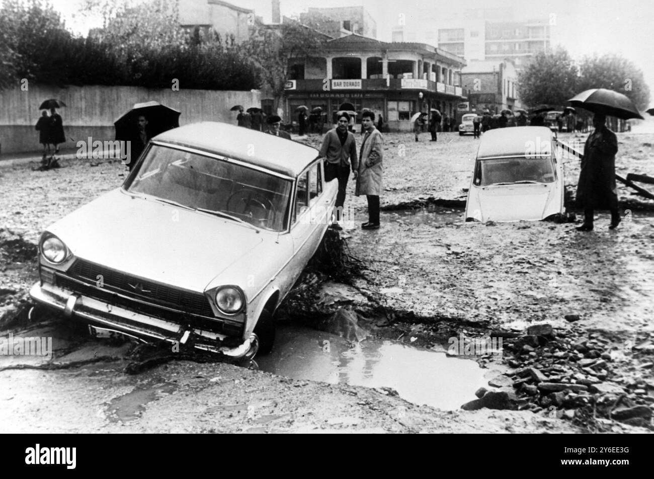 INONDATIONS LES POMPIERS ET LA POLICE AIDENT LES VICTIMES DANS LA RÉGION DE TERRASA EN ESPAGNE DES VOITURES COINCÉES DANS LA BOUE ; 8 NOVEMBRE 1962 Banque D'Images