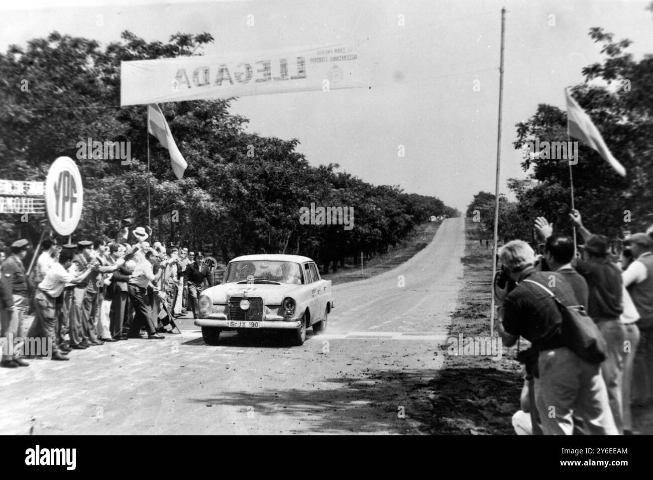 VOITURE AUTOMOBILE ARGENTINE GRAND PRIX EWY ROSQVIST CO PILOTE URSULA WIRTH CROSS LINE ; 7 NOVEMBRE 1962 Banque D'Images