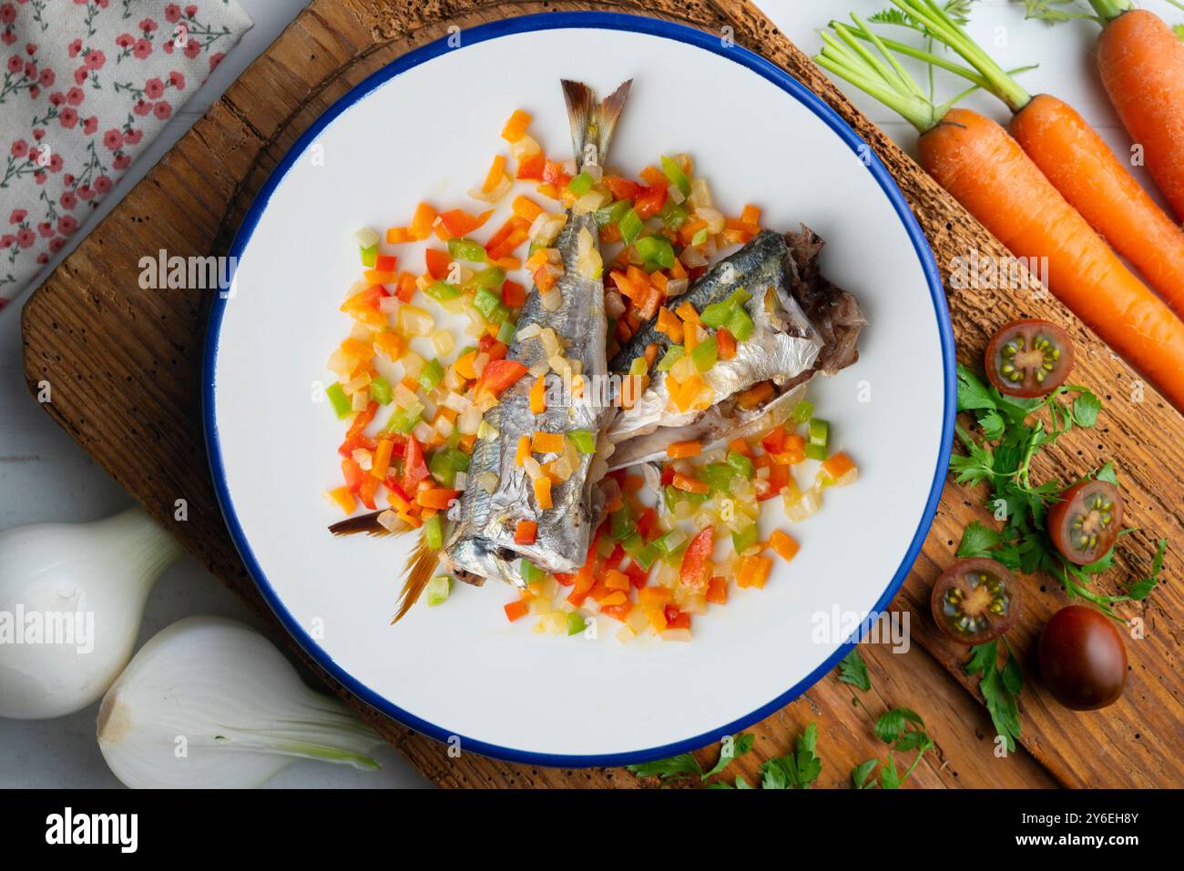 Chinchard cuit au four avec légumes hachés. Table vue sur le dessus avec décorations de Noël. Banque D'Images