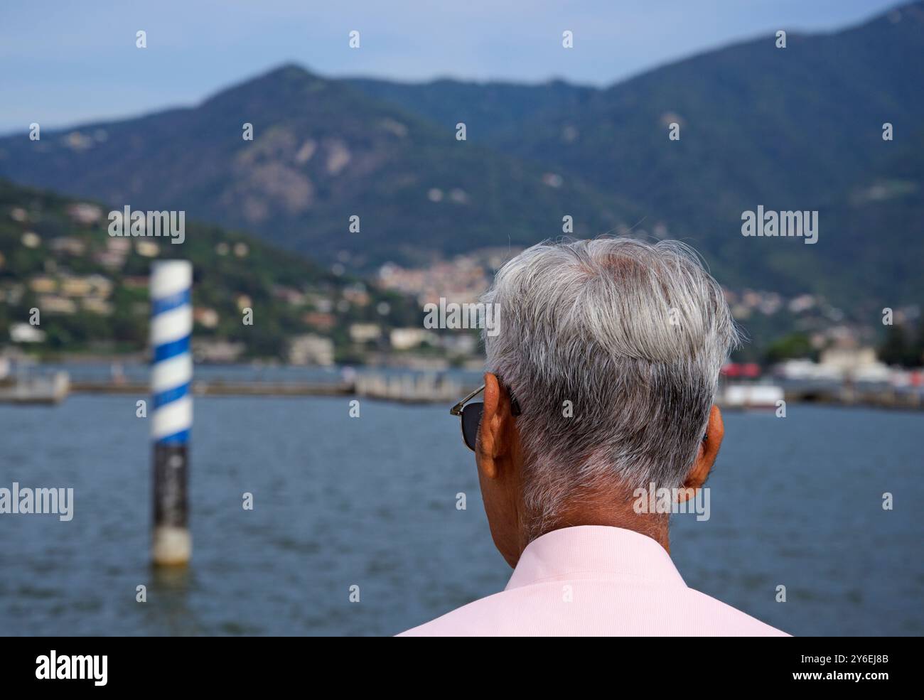 Vue arrière d'un touriste senior regardant le lac de Côme, Lombardie, Italie Banque D'Images