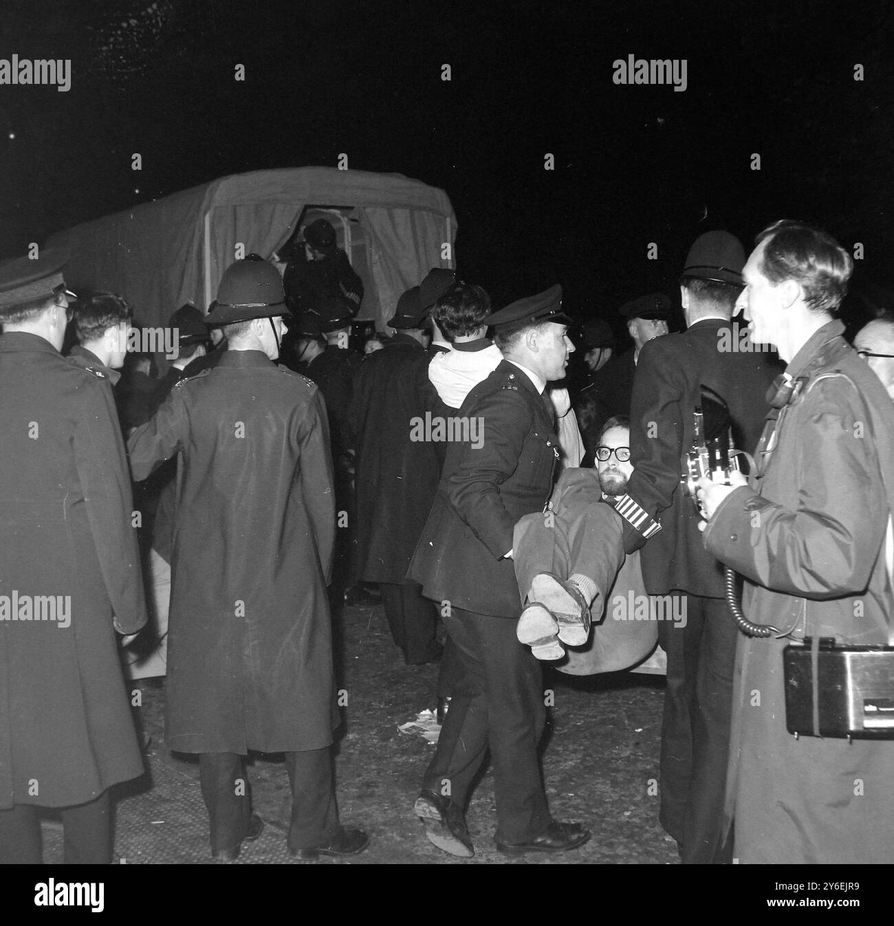 MANIFESTATIONS CONTRE LA CRISE CUBAINE DEVANT L'AMBASSADE DES ÉTATS-UNIS À LONDRES ; 23 OCTOBRE 1962 Banque D'Images