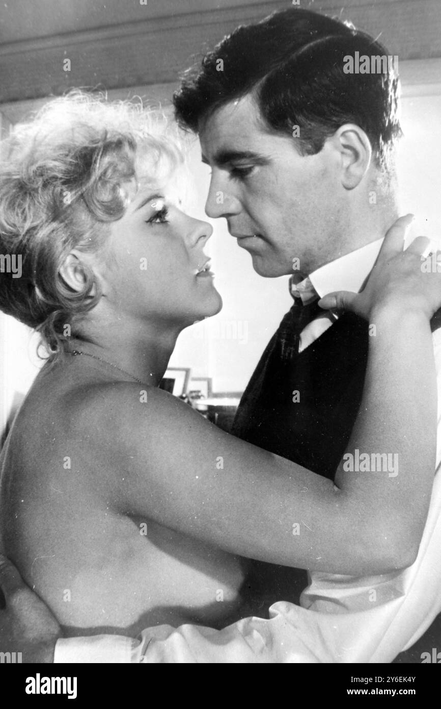 FILMS A KIND OF LOVING - JUNE RITCHIE DANS LE RÔLE D'INGRID ROTHWELL AVEC ALAN BATES / ; 22 OCTOBRE 1962 Banque D'Images