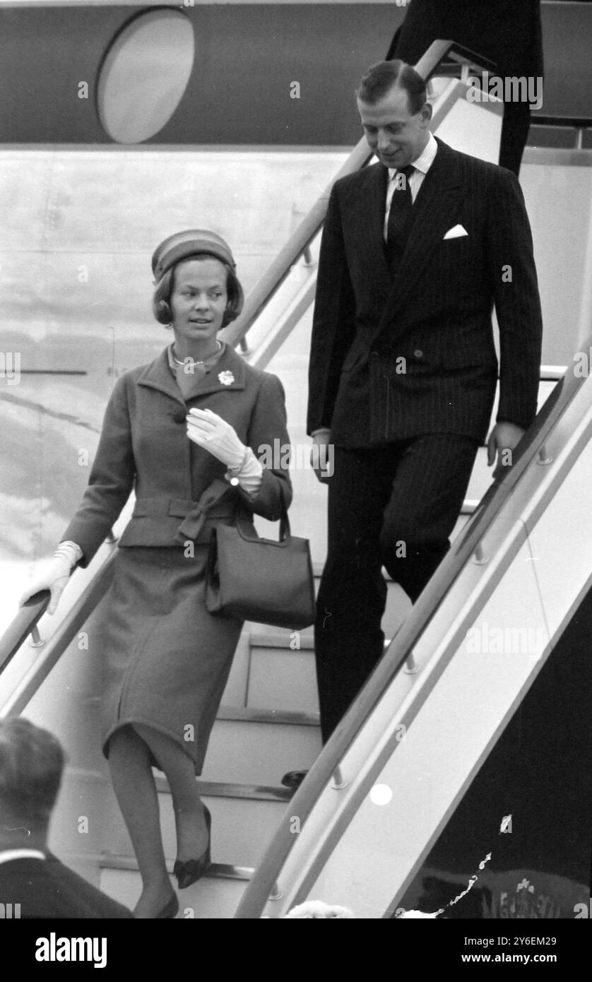 DUCHESSE NAD DUC DE KENT EDWARD À L'AÉROPORT DE LONDRES DEPUIS L'OUGANDA ; 19 OCTOBRE 1962 Banque D'Images
