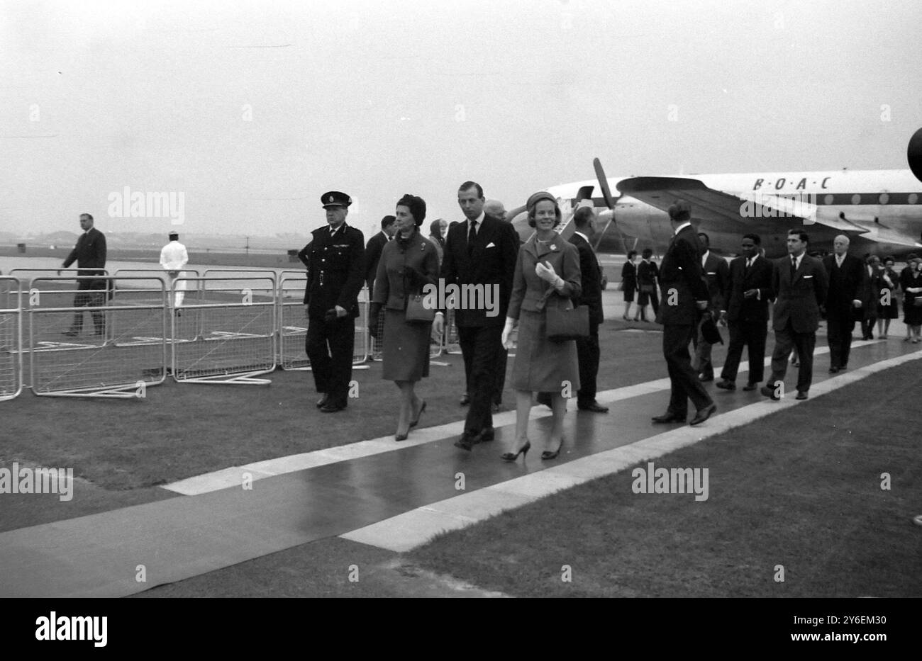 DUCHESSE NAD DUC DE KENT EDWARD À L'AÉROPORT DE LONDRES DEPUIS L'OUGANDA ; 19 OCTOBRE 1962 Banque D'Images