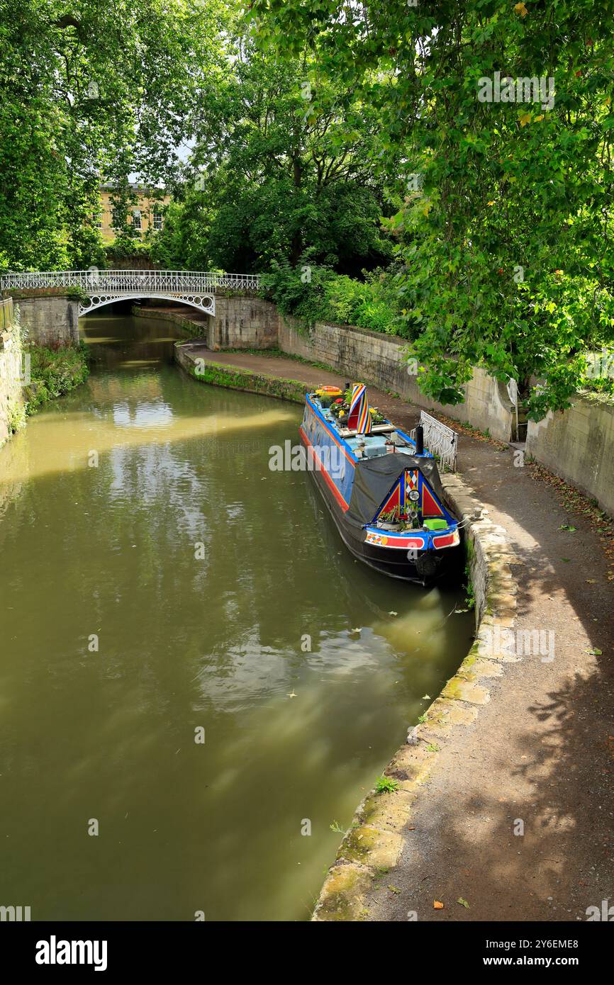 Bateau étroit, canal Kennet et Avon, jardins de Sydney, Bath, Somerset, Angleterre, ROYAUME-UNI. Banque D'Images